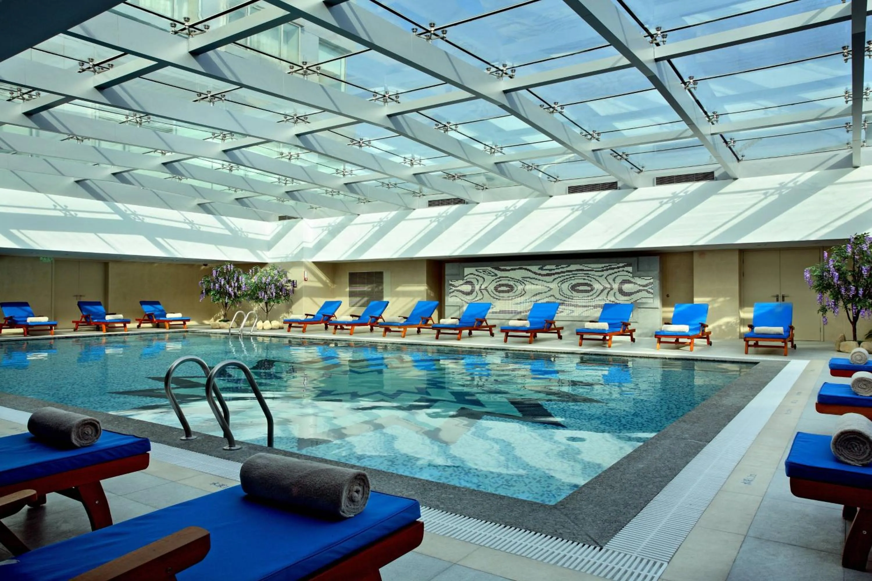 Swimming pool in Four Points by Sheraton Shanghai, Daning