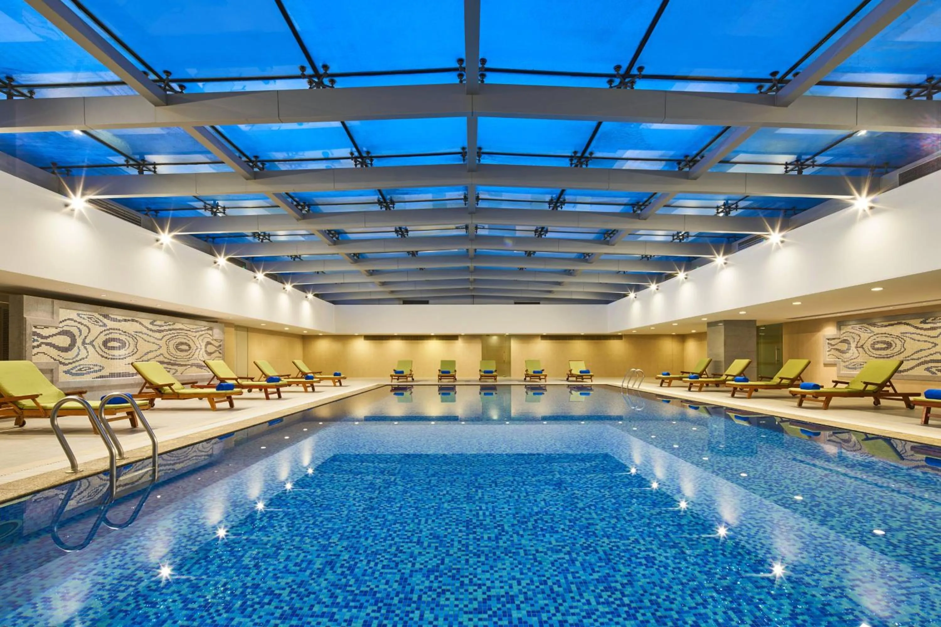 Swimming pool in Four Points by Sheraton Shanghai, Daning