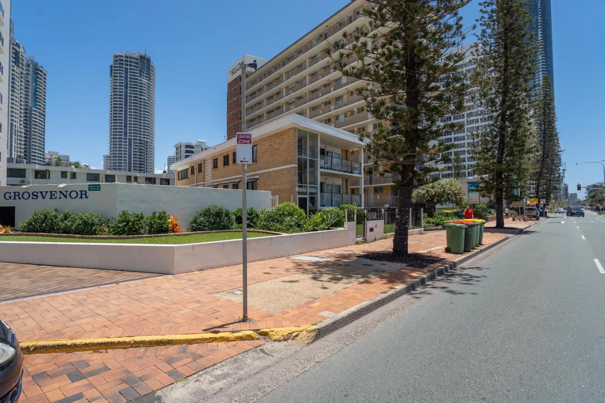 Street view in Grosvenor Beachfront Apartments Surfers Paradise
