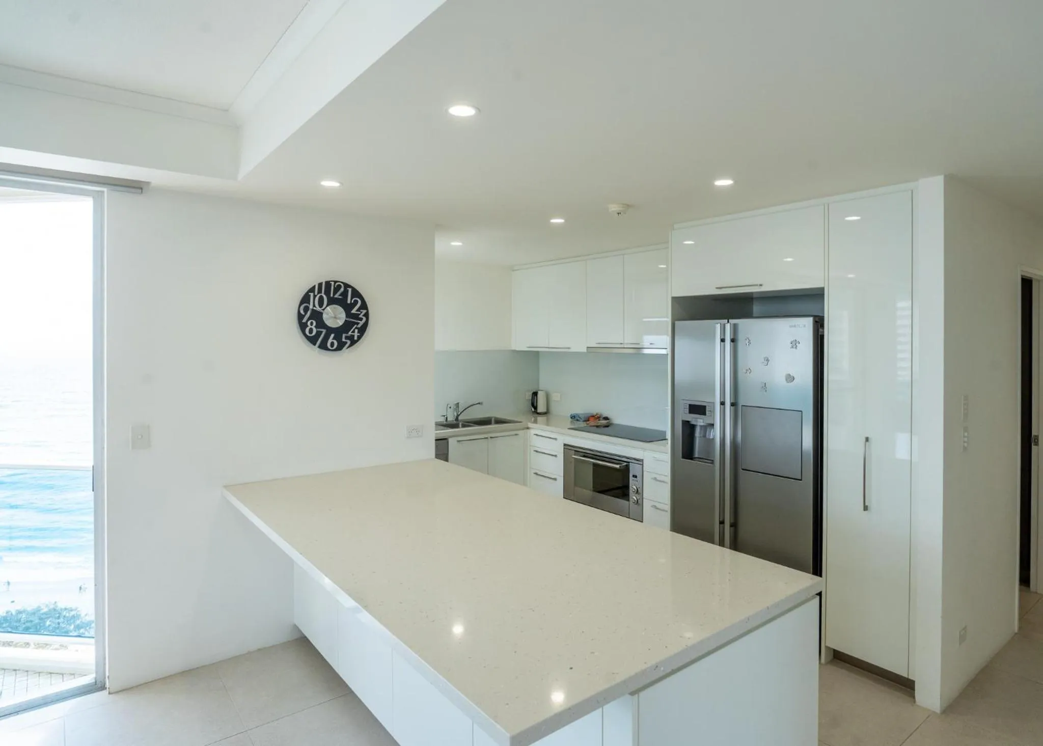 Kitchen or kitchenette in Grosvenor Beachfront Apartments Surfers Paradise