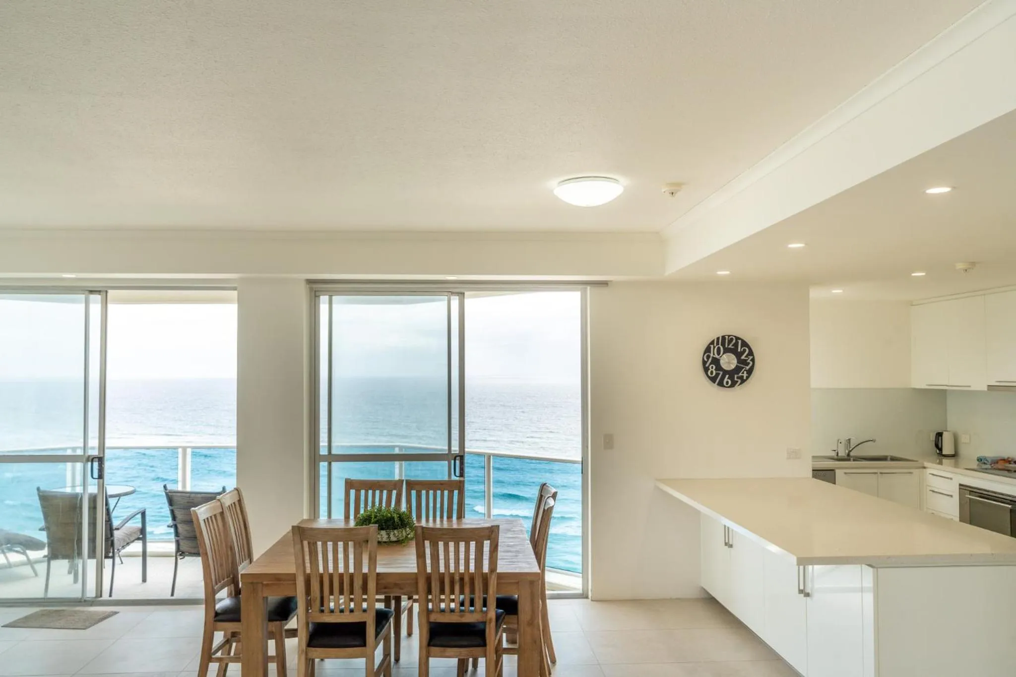 Kitchen or kitchenette in Grosvenor Beachfront Apartments Surfers Paradise