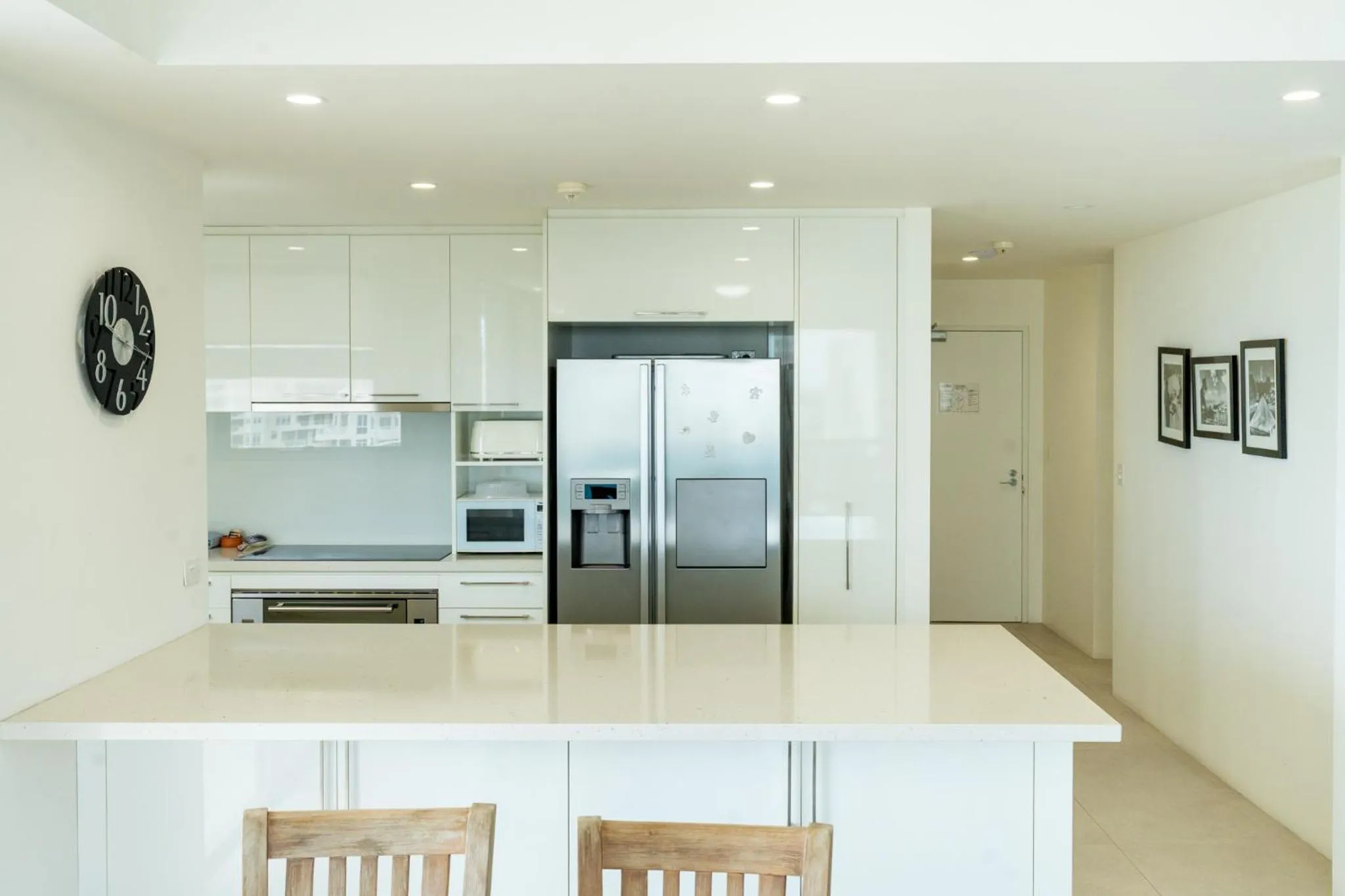 Kitchen or kitchenette in Grosvenor Beachfront Apartments Surfers Paradise