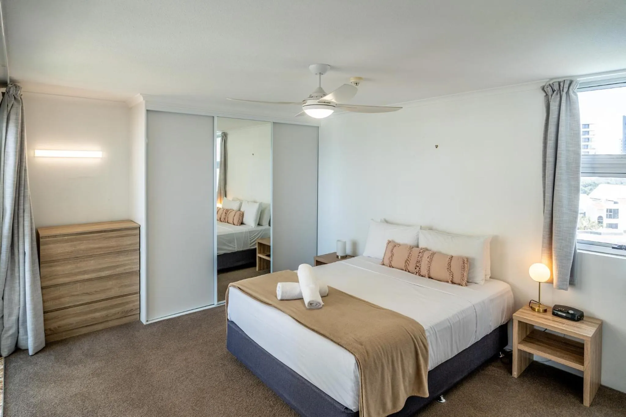 Bedroom, Bed in Grosvenor Beachfront Apartments Surfers Paradise