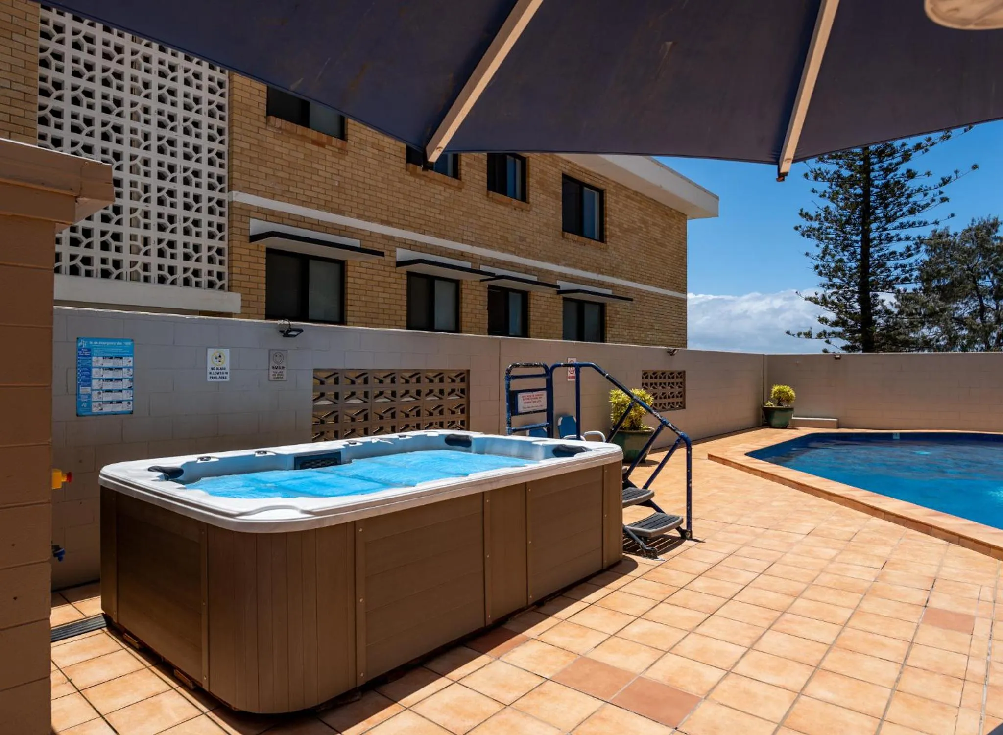 Hot Tub in Grosvenor Beachfront Apartments Surfers Paradise