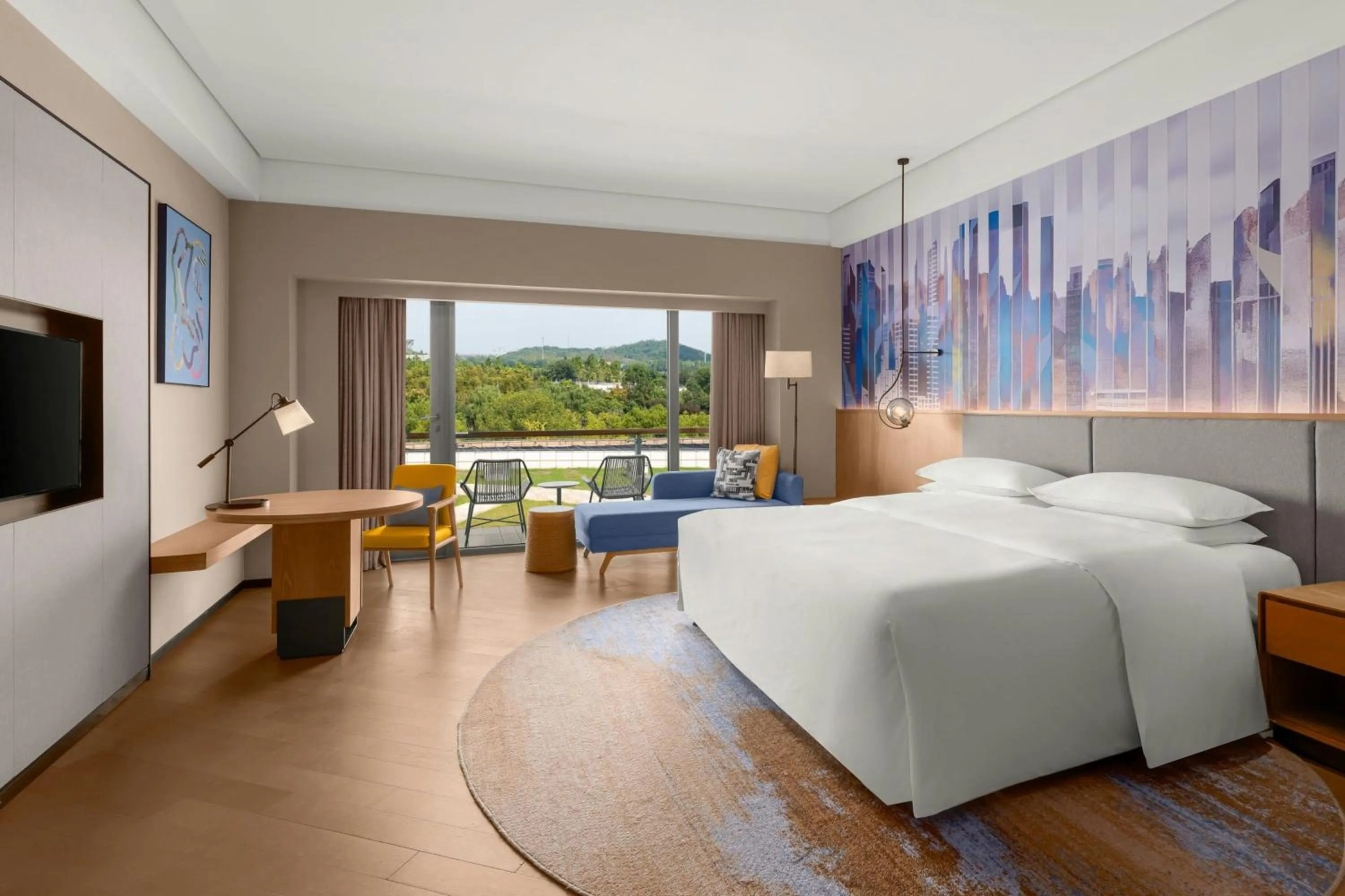 Photo of the whole room, Bed in Le Méridien Shanghai Sheshan