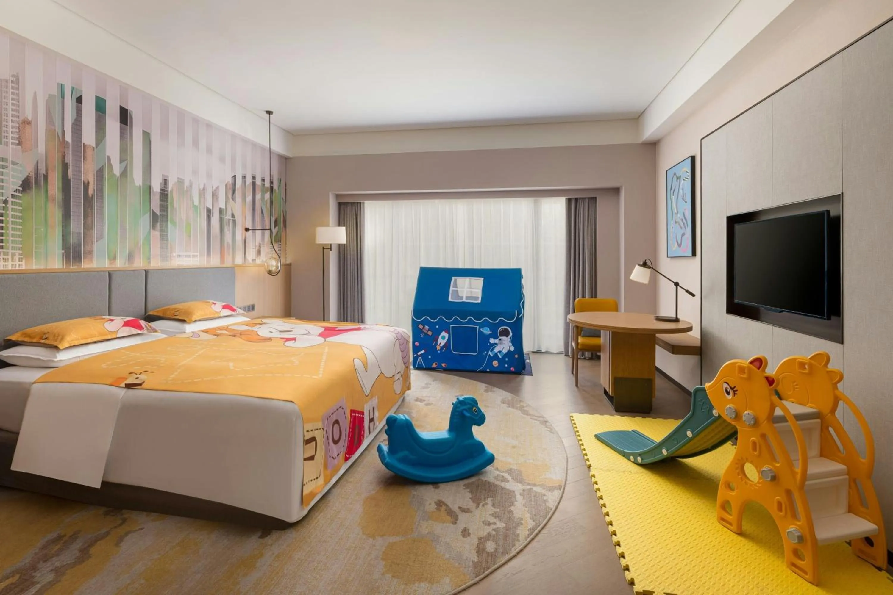 Photo of the whole room, Bed in Le Méridien Shanghai Sheshan