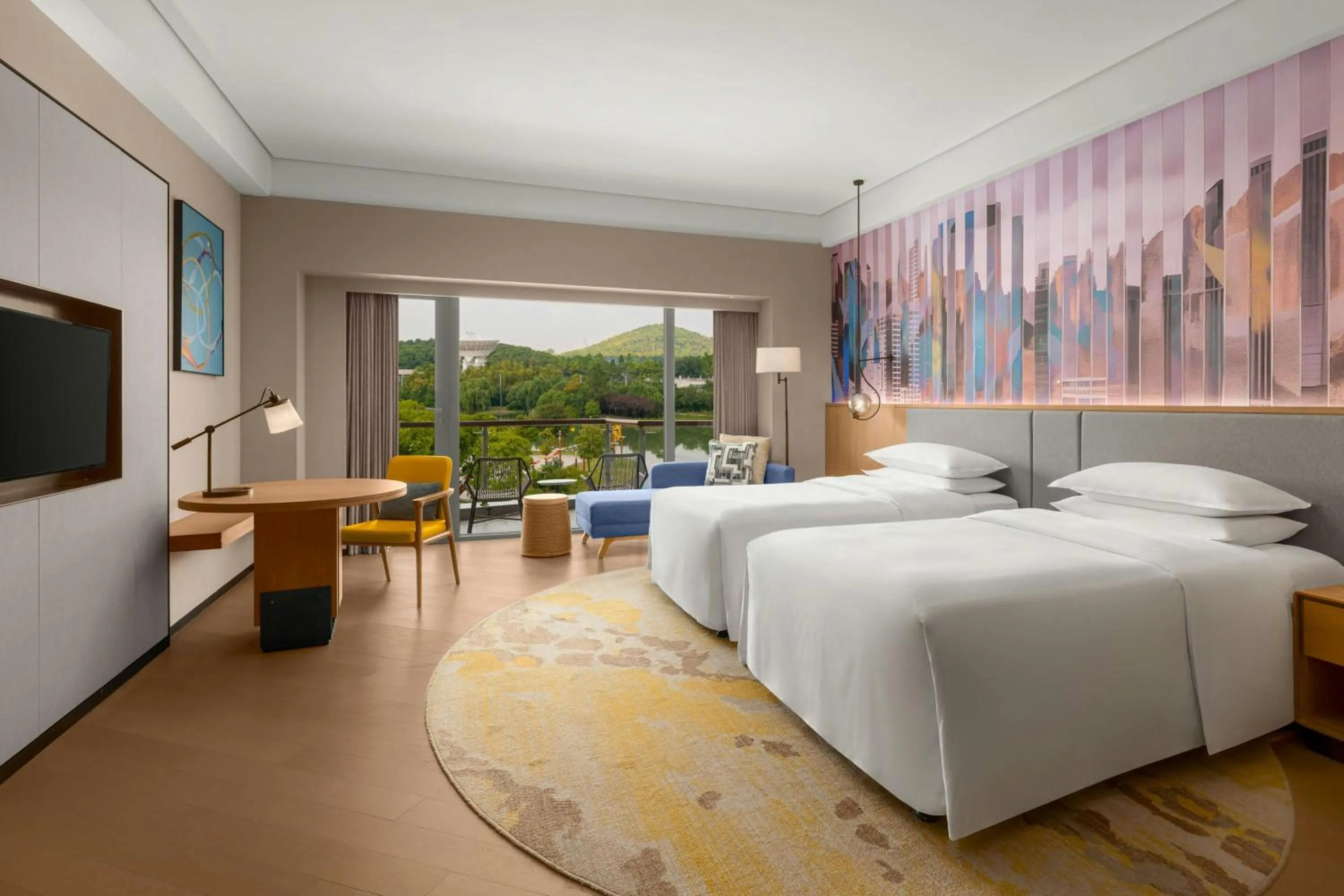 Photo of the whole room, Bed in Le Méridien Shanghai Sheshan