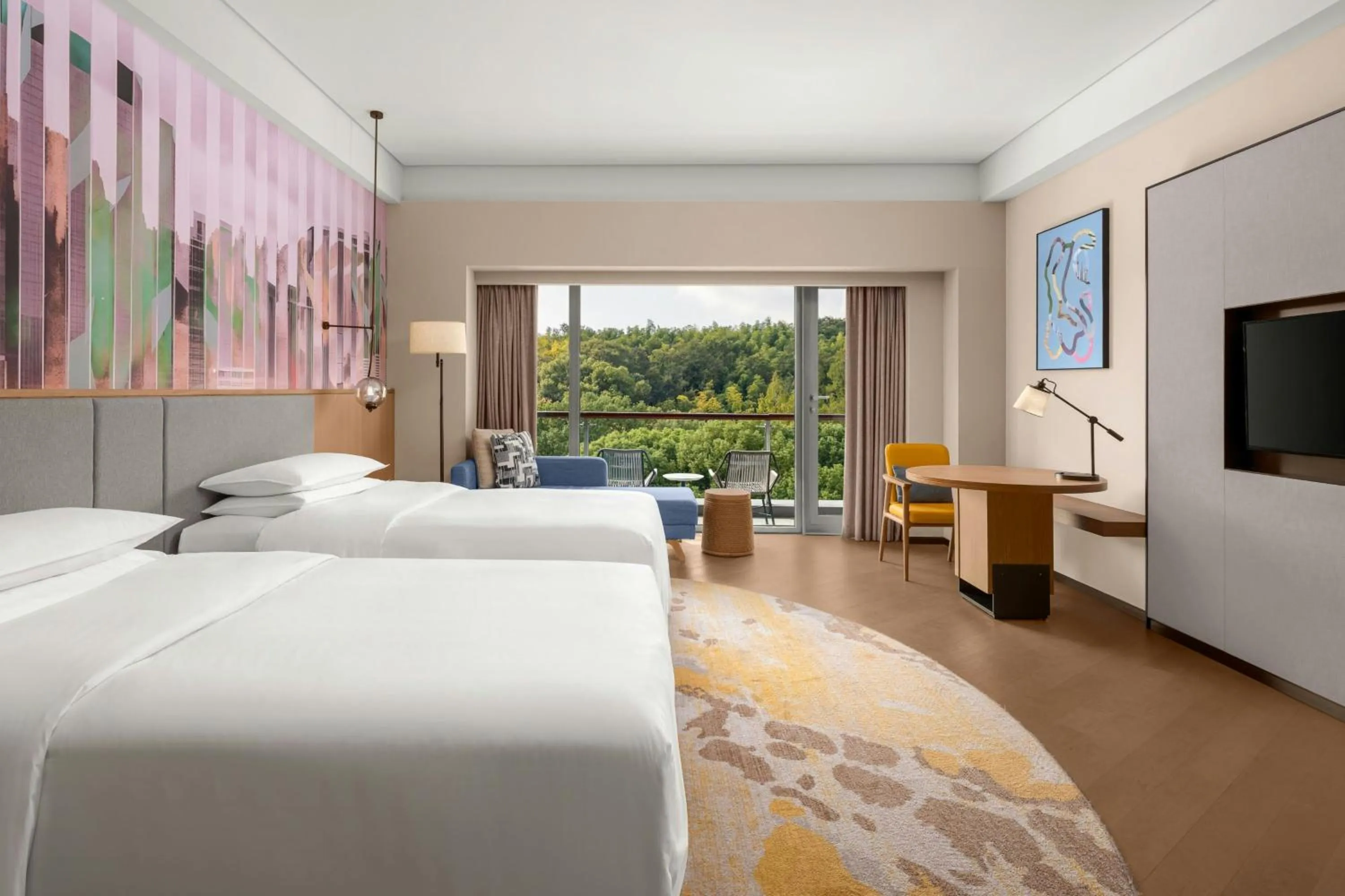 Photo of the whole room, Bed in Le Méridien Shanghai Sheshan