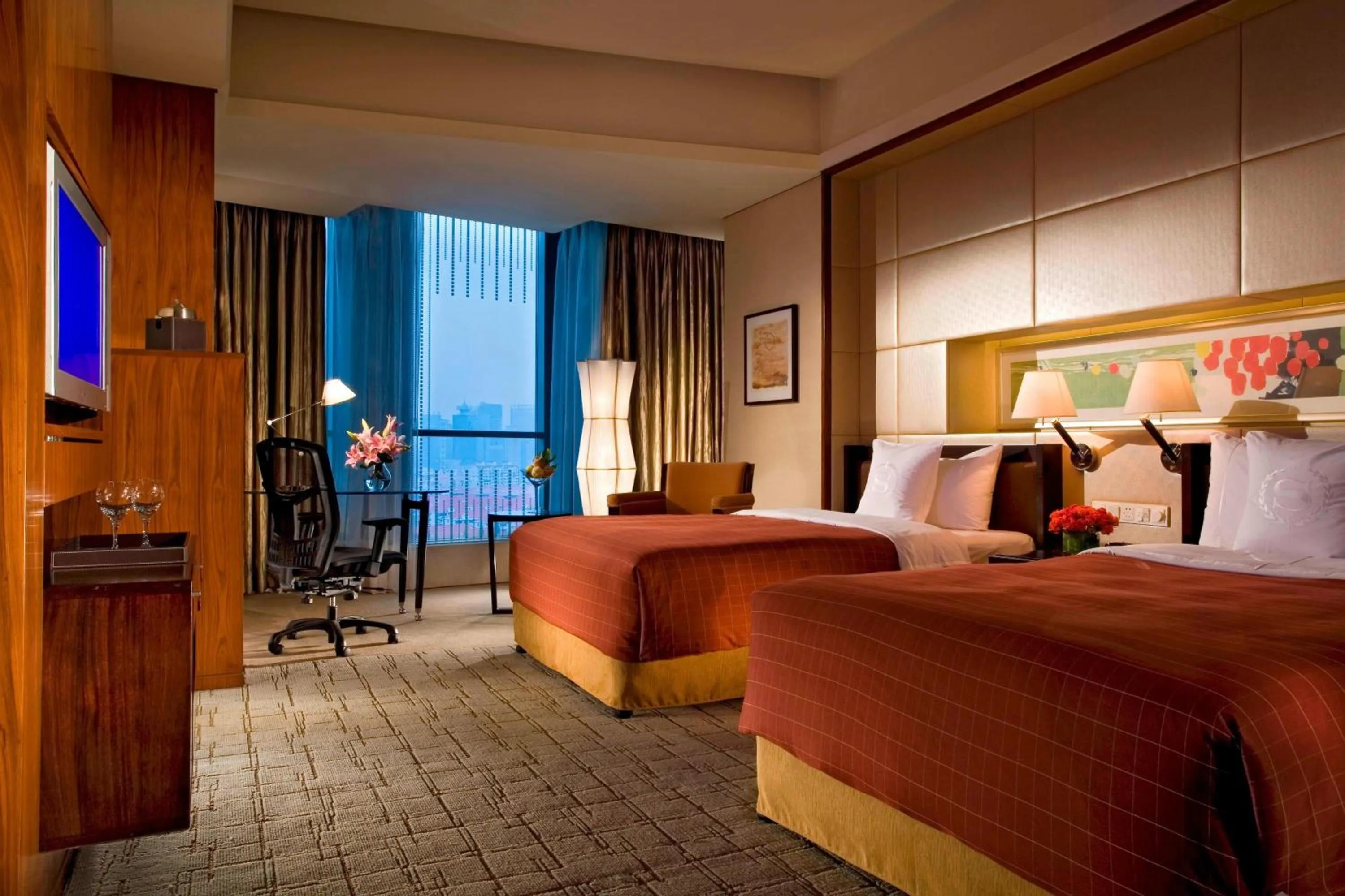 Photo of the whole room, Bed in Sheraton Grand Shanghai Pudong Hotel & Residences