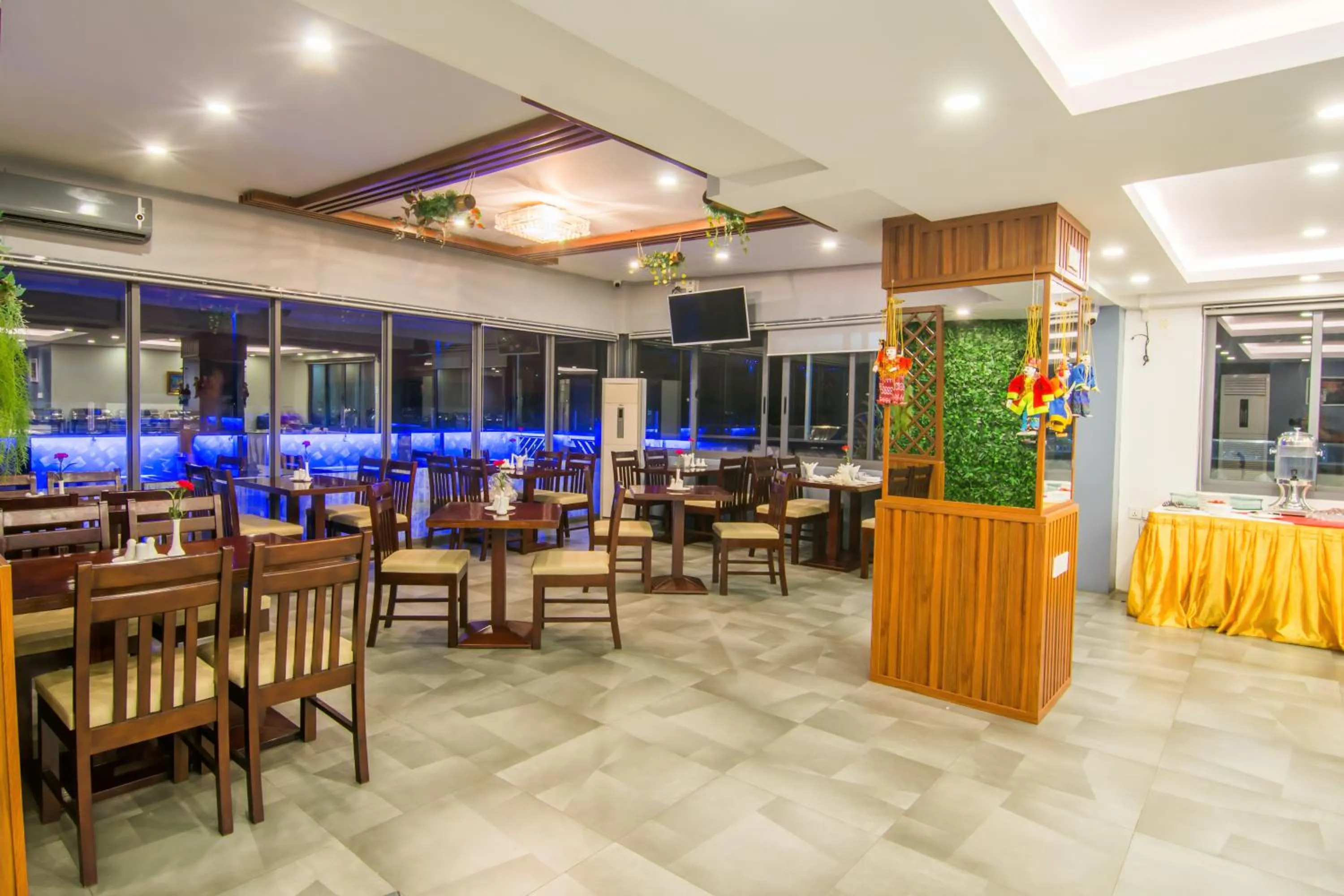 Restaurant/places to eat in Botahtaung Hotel
