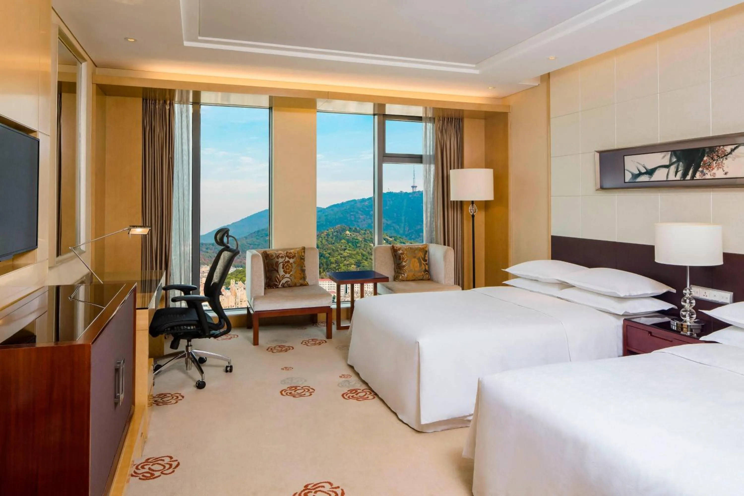 Photo of the whole room, Bed in Sheraton Wuxi Binhu Hotel