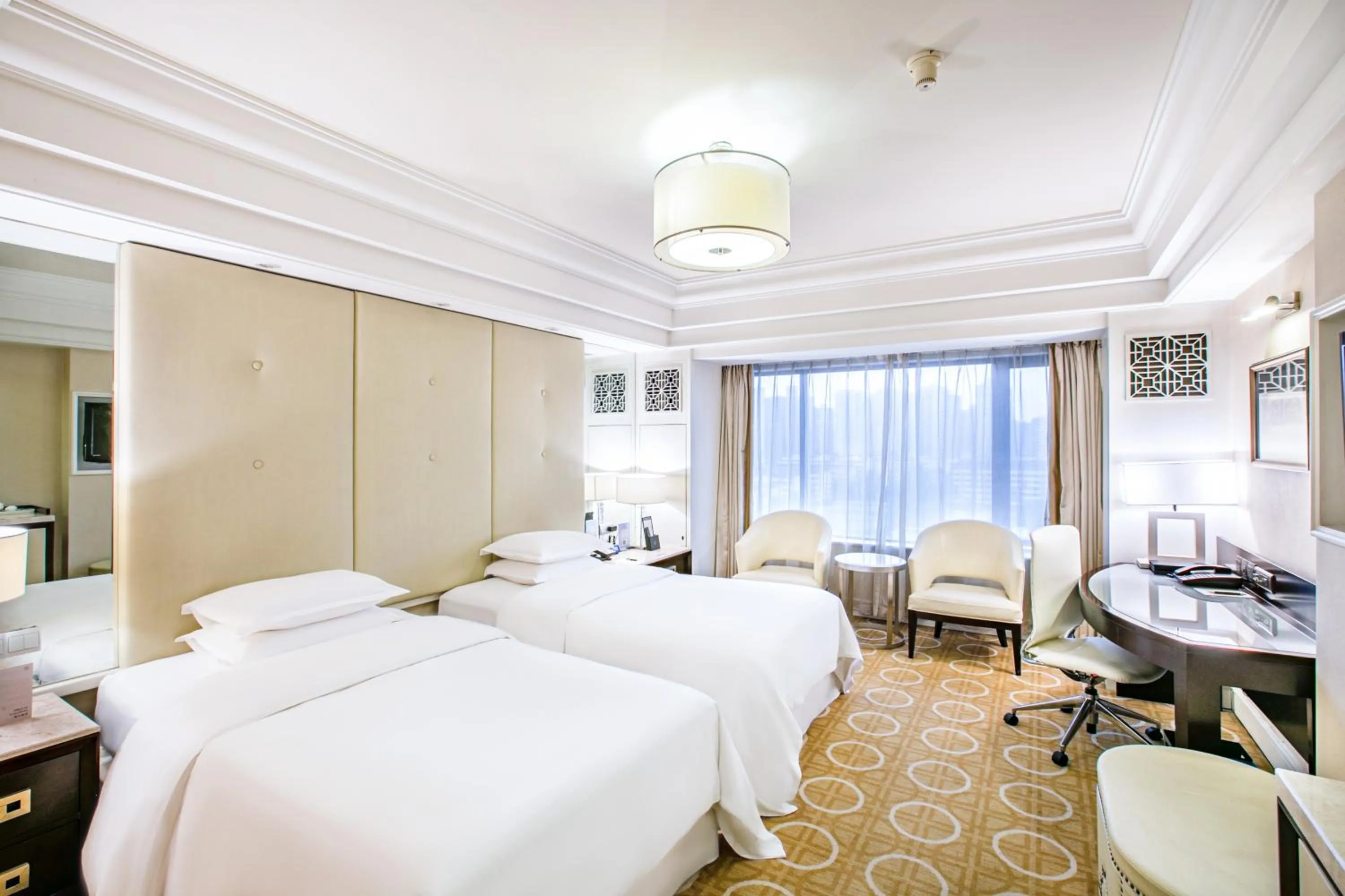 Photo of the whole room, Bed in Sheraton Xi'an Hotel