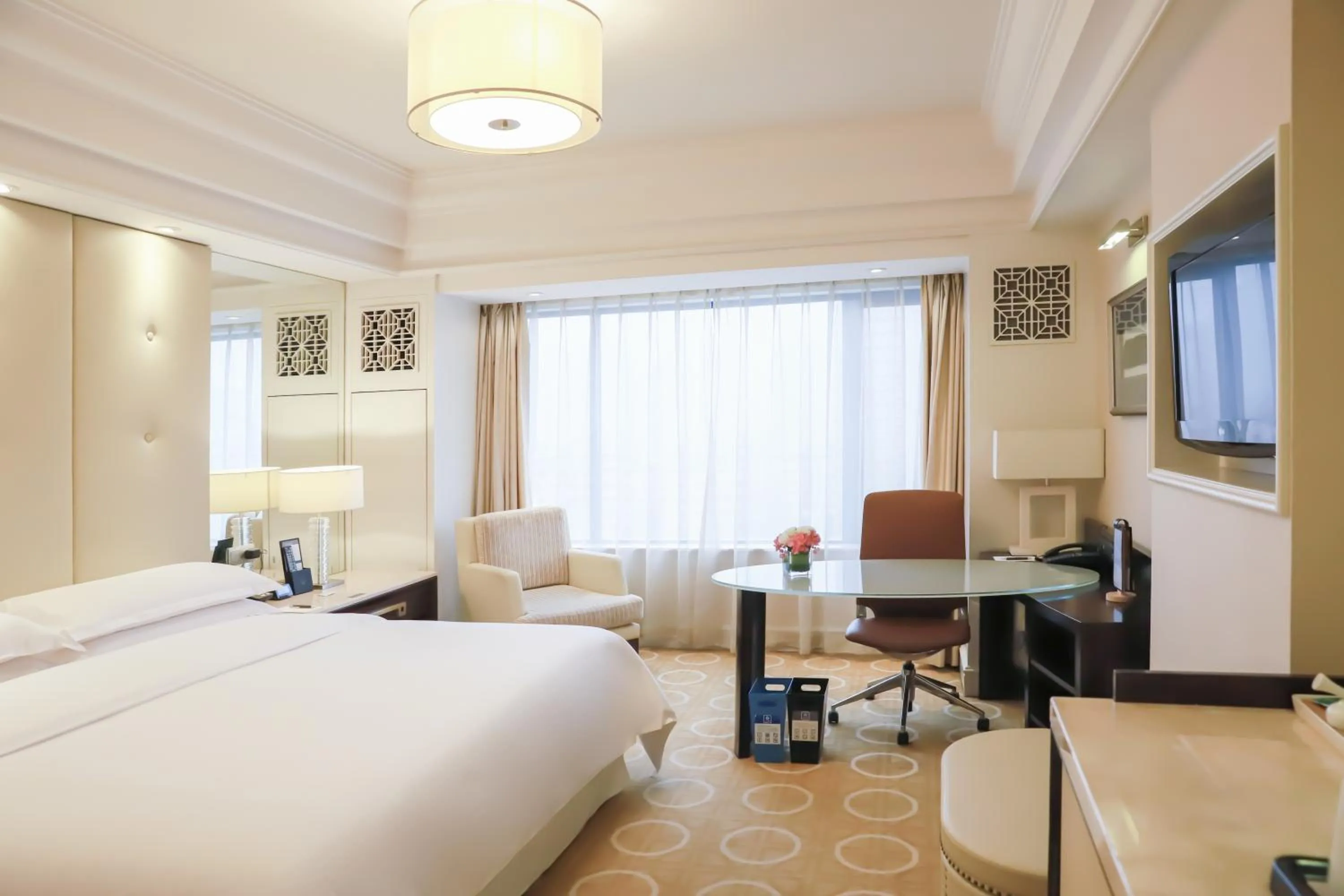 Photo of the whole room, Bed in Sheraton Xi'an Hotel