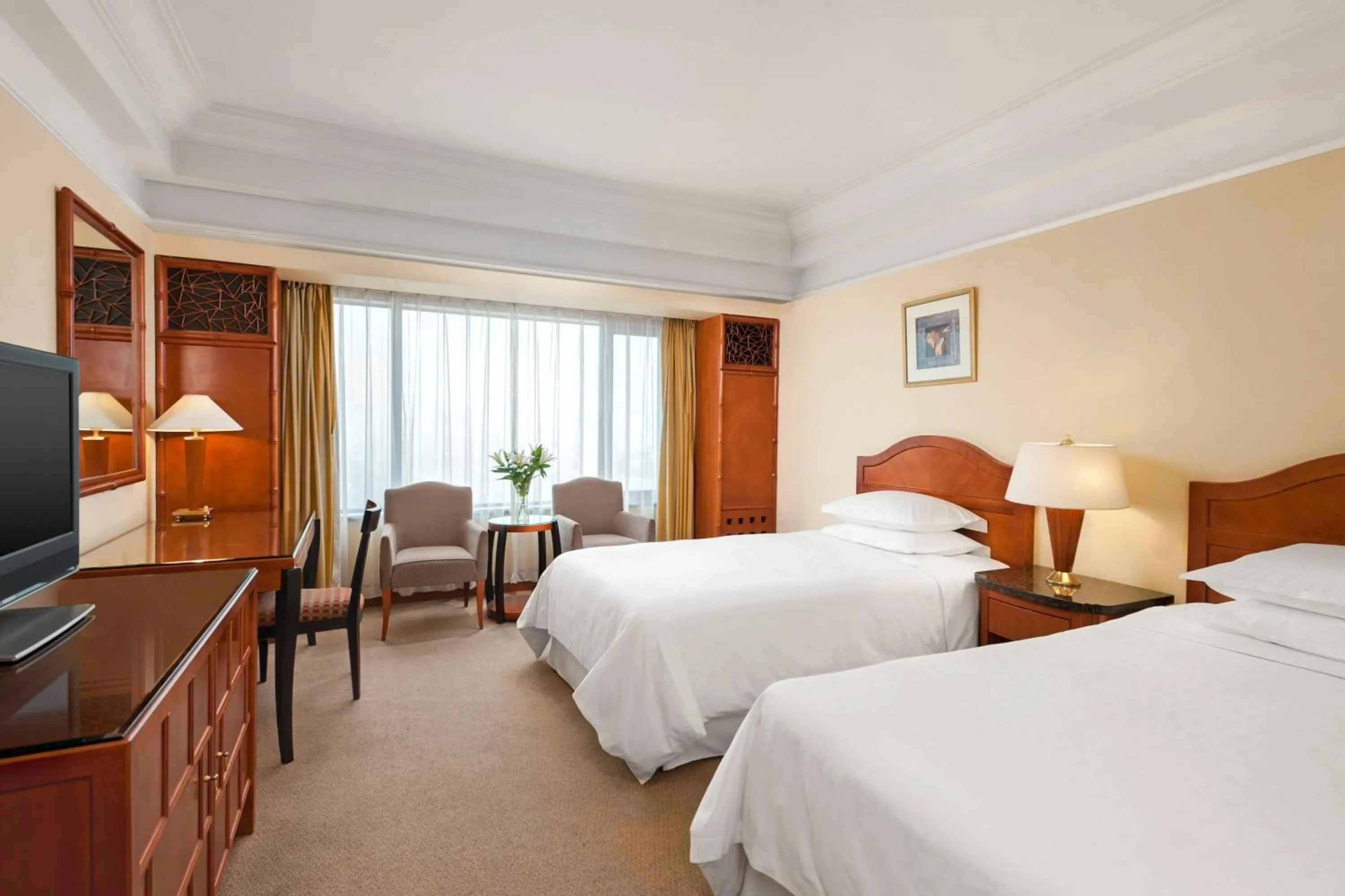 Photo of the whole room, Bed in Sheraton Xi'an Hotel