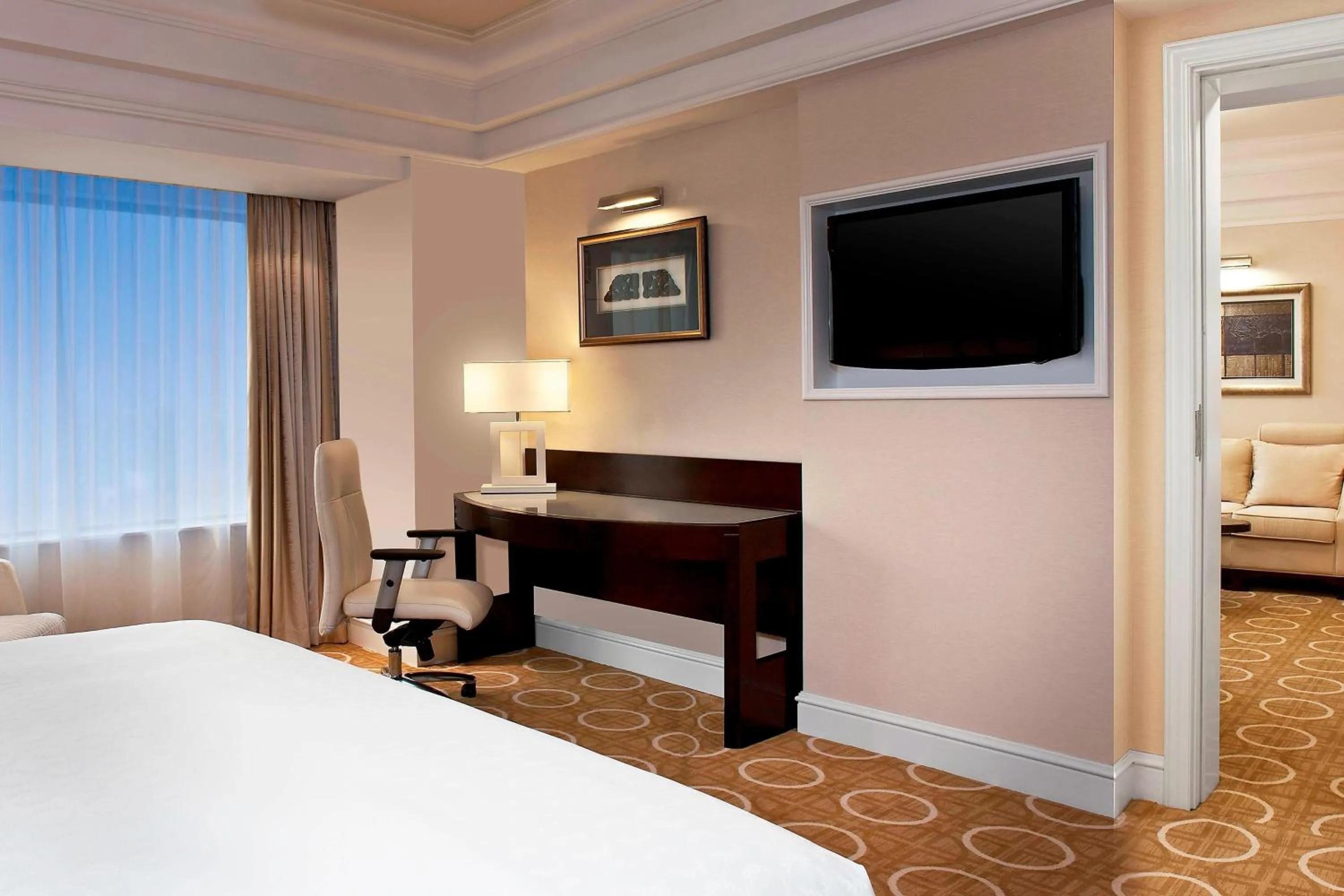 Photo of the whole room, Bed in Sheraton Xi'an Hotel