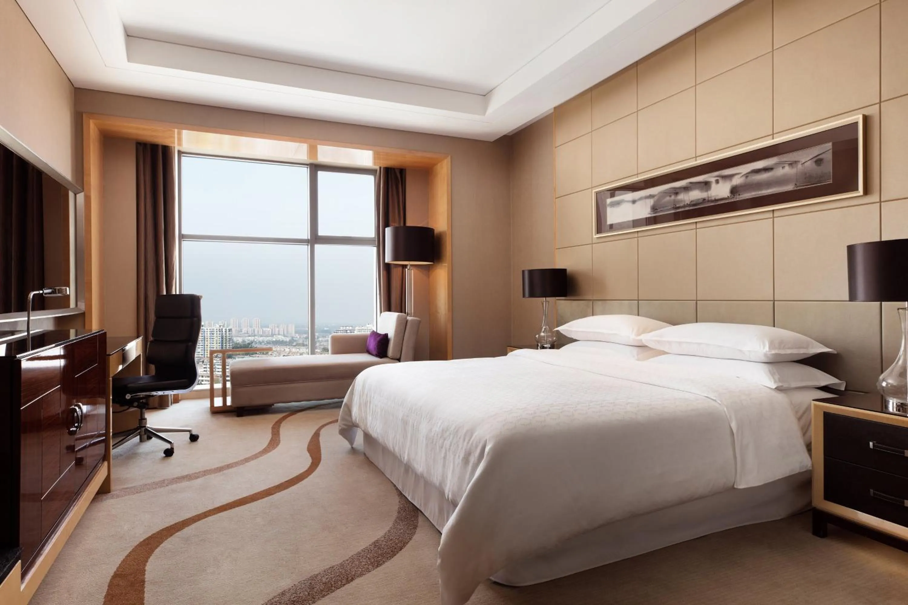 Photo of the whole room, Bed in Sheraton Zhenjiang Hotel