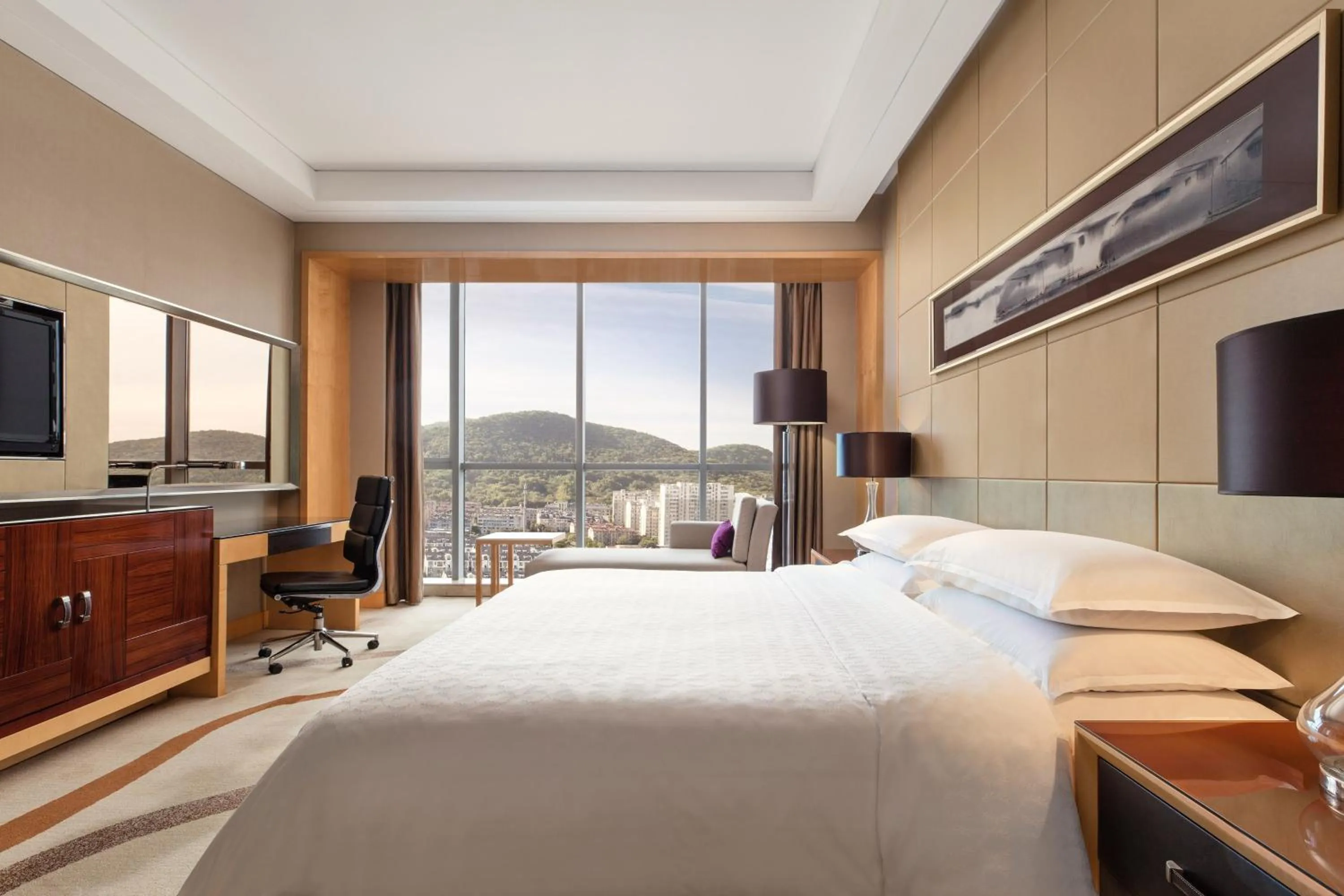 Photo of the whole room, Bed in Sheraton Zhenjiang Hotel