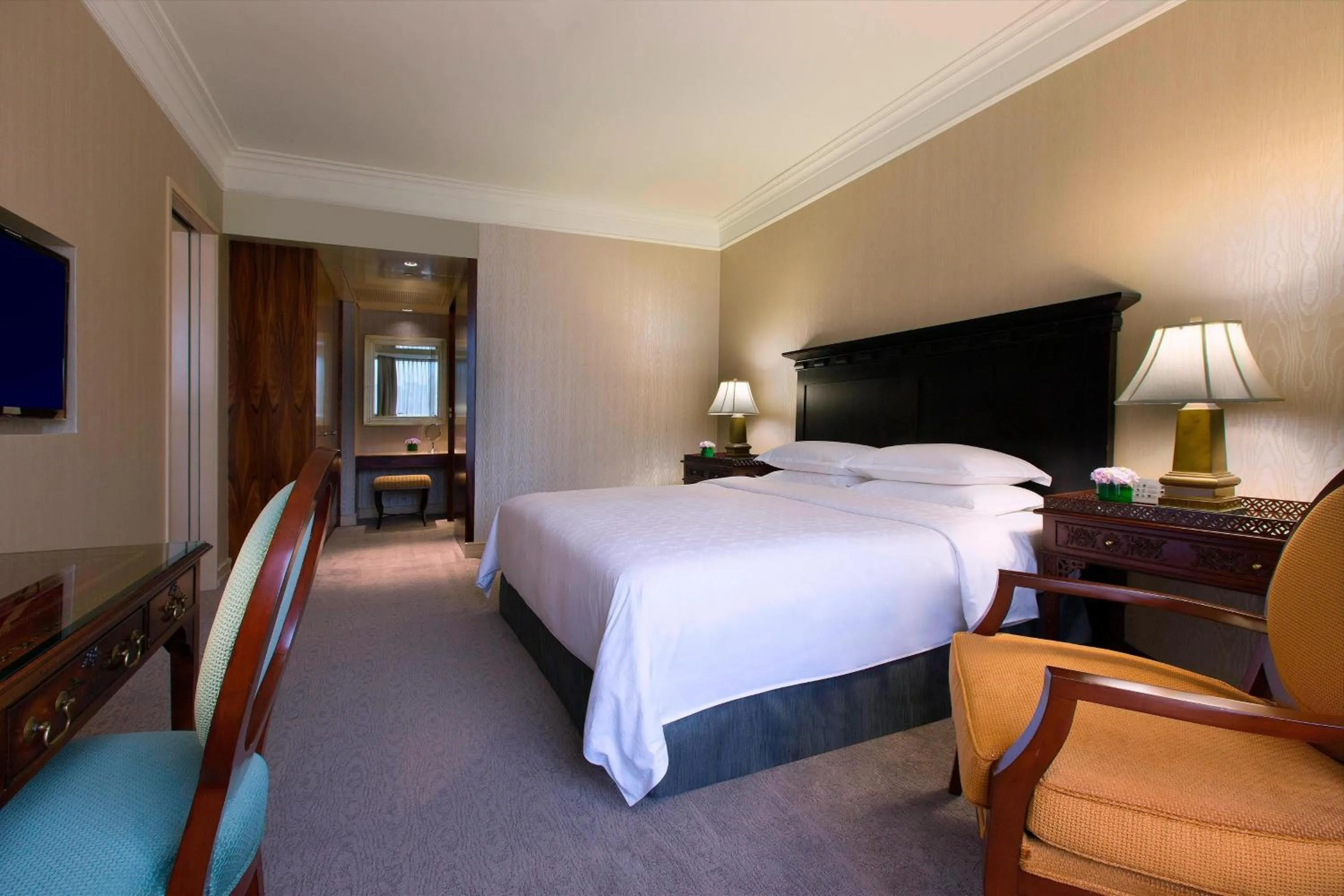 Bedroom, Bed in Sheraton Towers Singapore Hotel