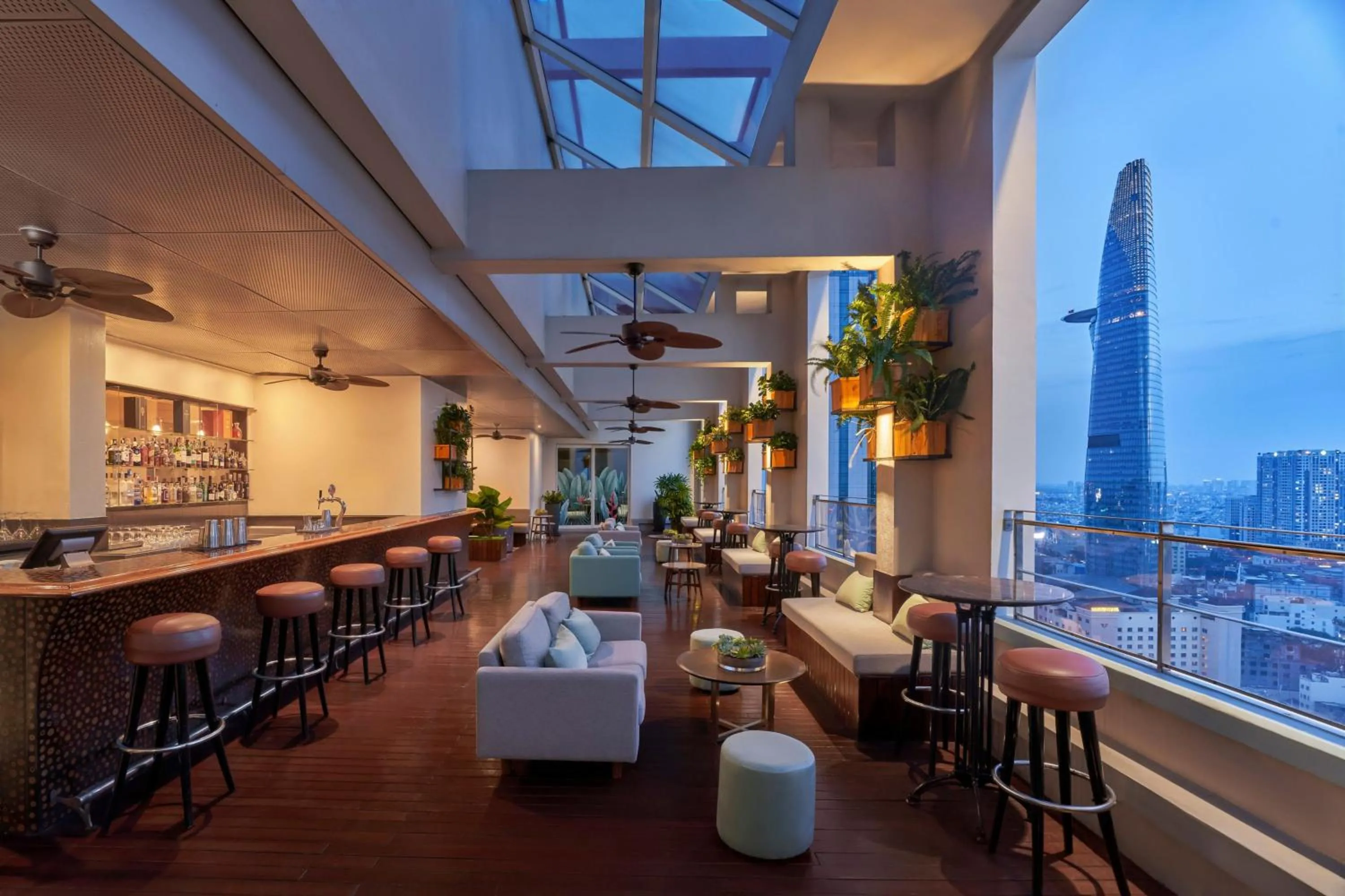 Lounge or bar in Sheraton Saigon Grand Opera Hotel