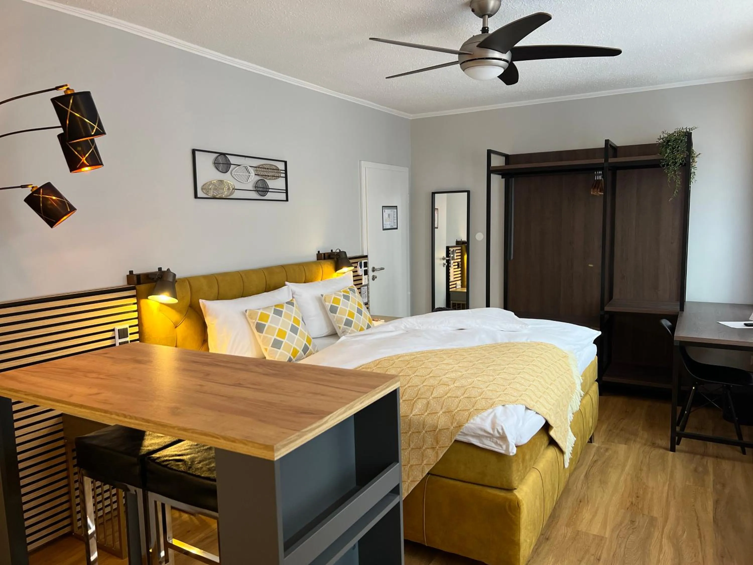 Photo of the whole room, Bed in MY HOME Hotel Lamm Rottweil "Smart Home"