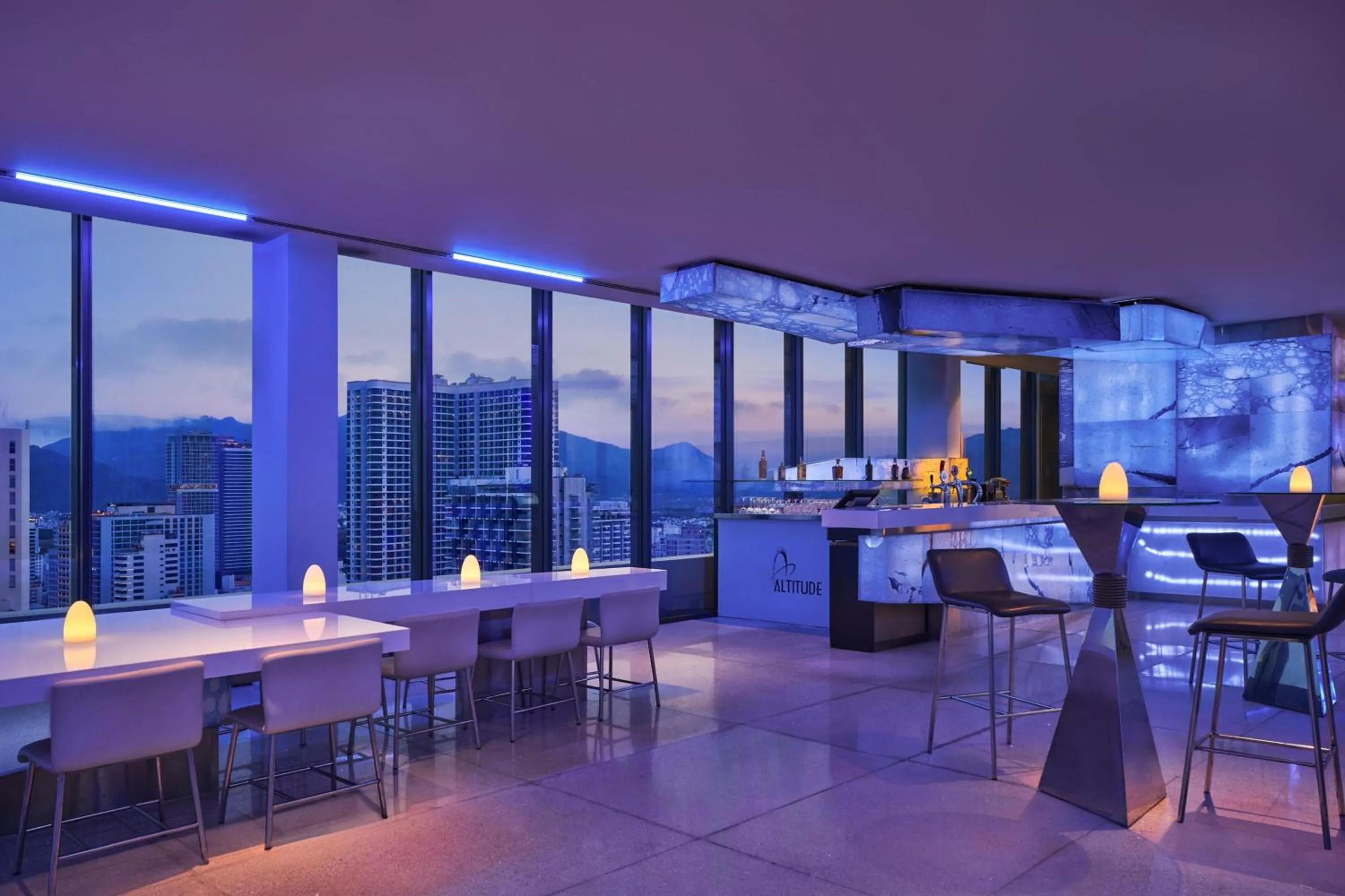 Lounge or bar in Sheraton Nha Trang Hotel & Spa