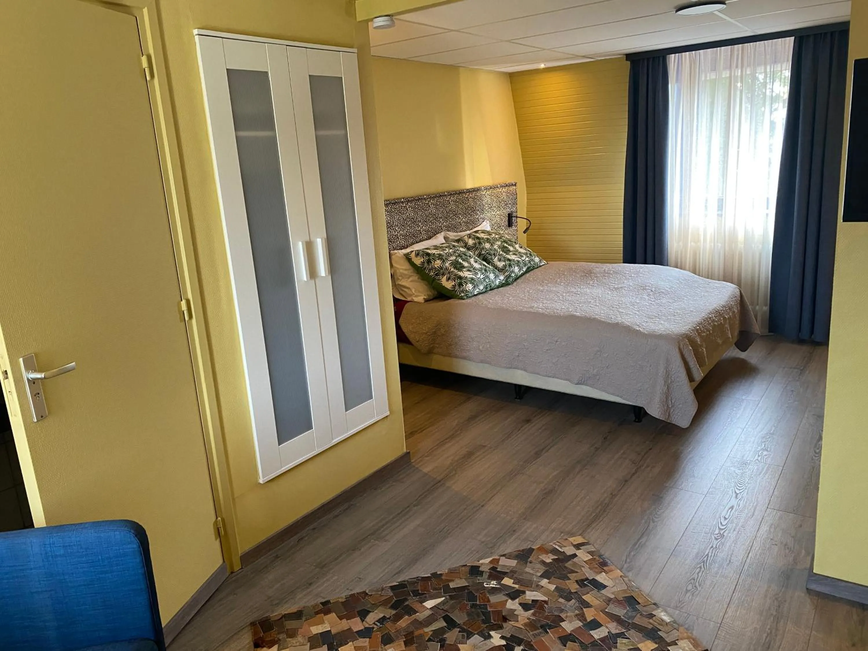 Photo of the whole room, Bed in De Post B&B Restaurant