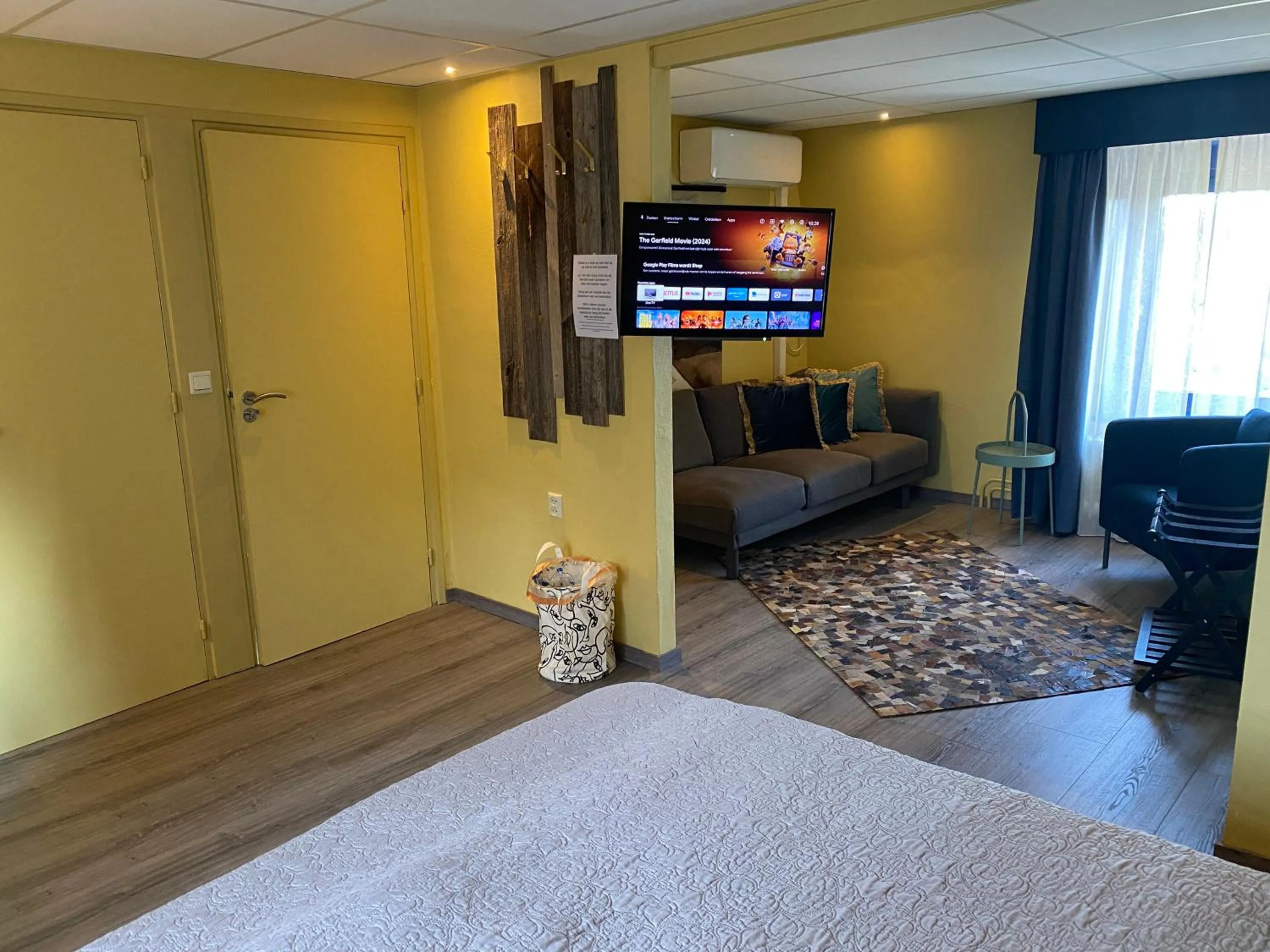 Seating area, Bed in De Post B&B Restaurant