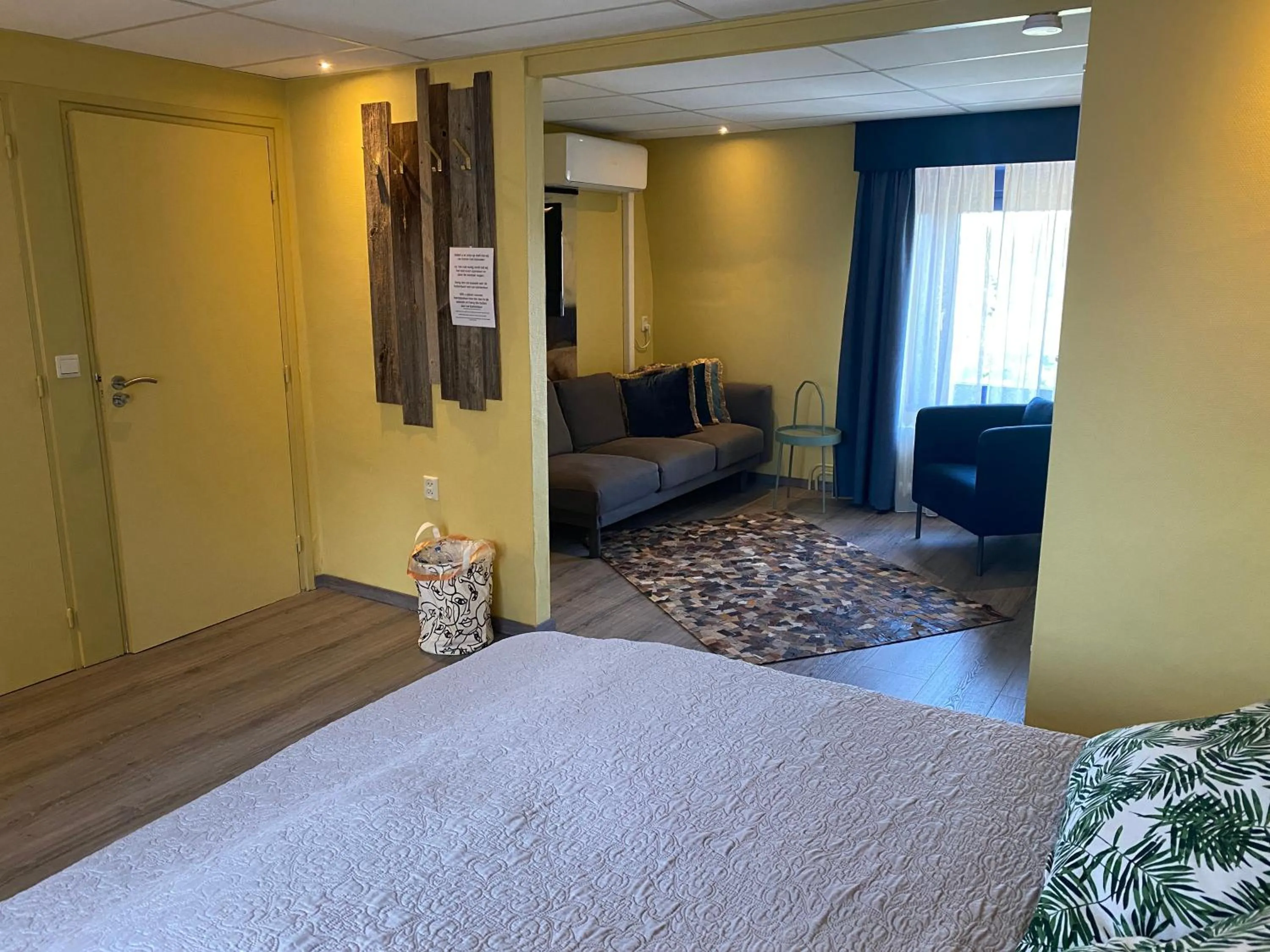 Photo of the whole room, Bed in De Post B&B Restaurant