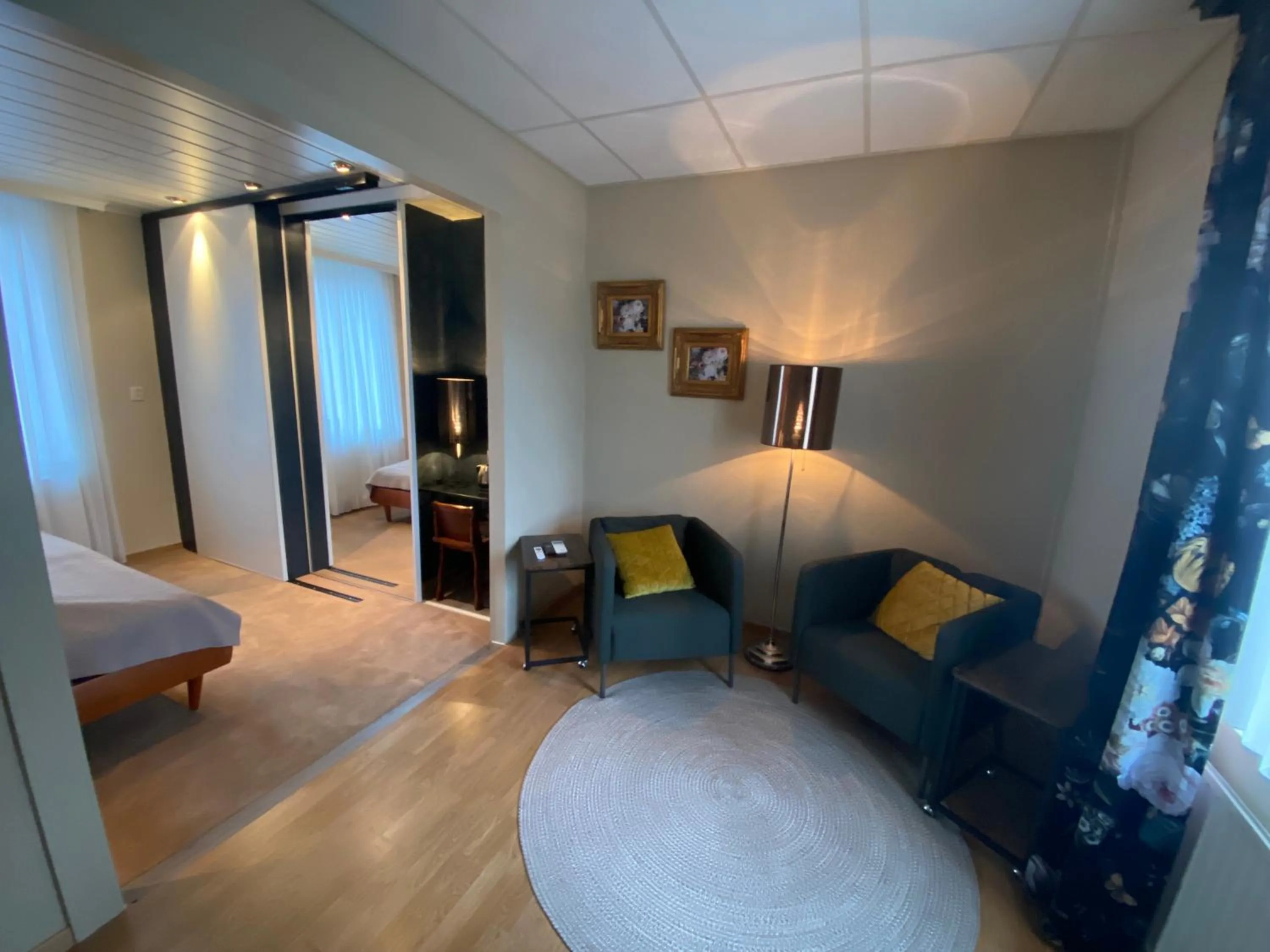 Seating area, Bed in De Post B&B Restaurant