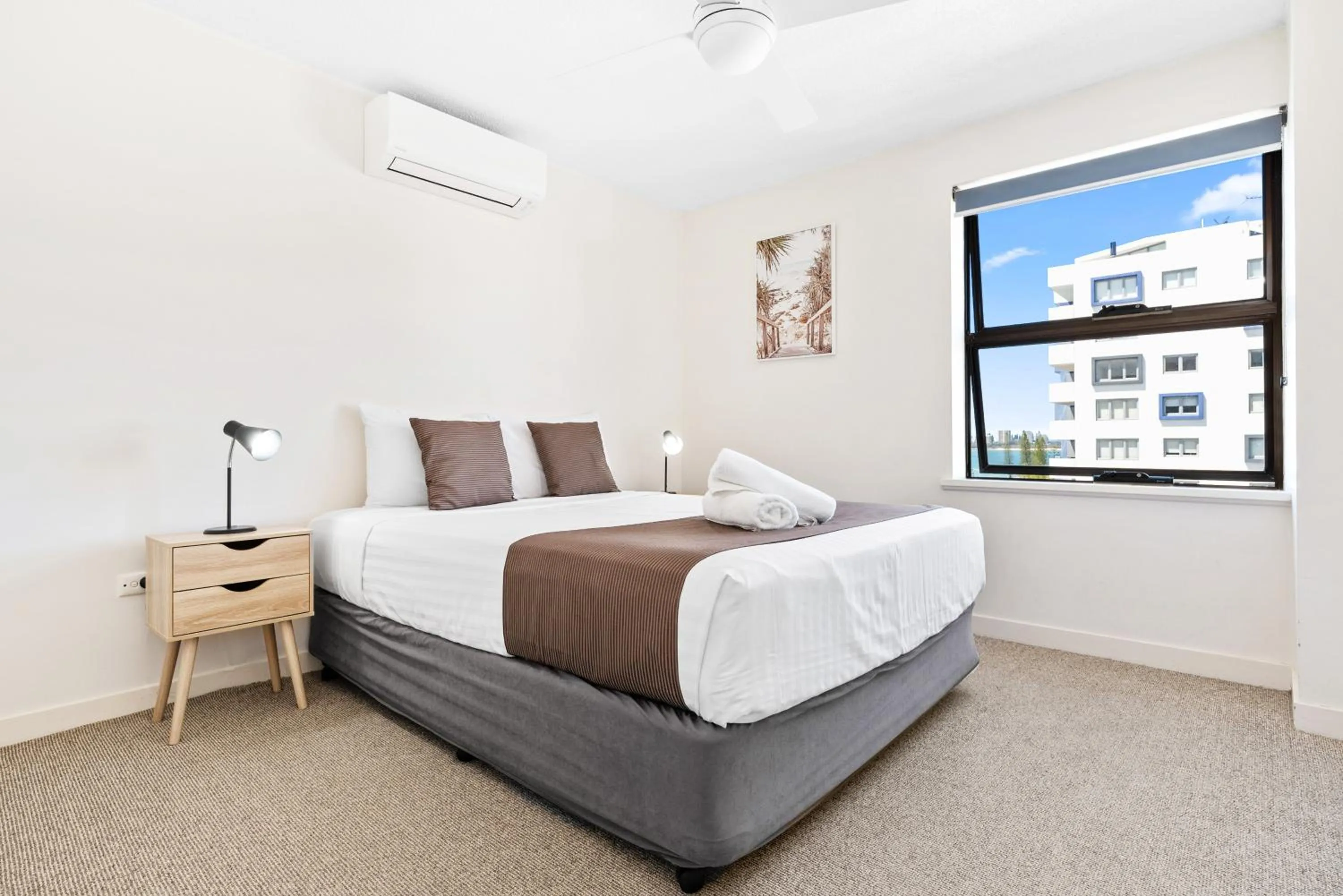 Bed in Windward Apartments