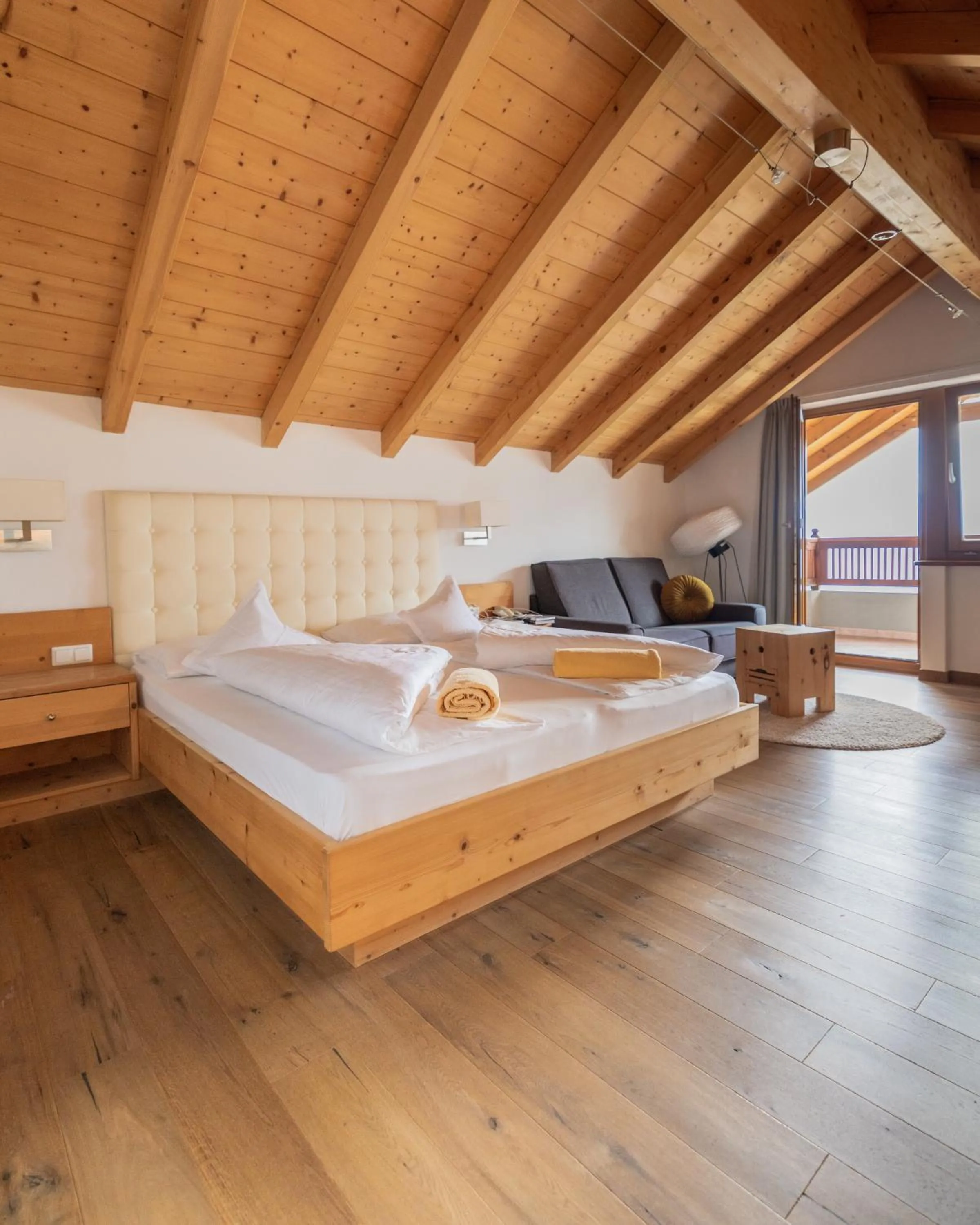 Living room, Bed in Small Hotel Sonne