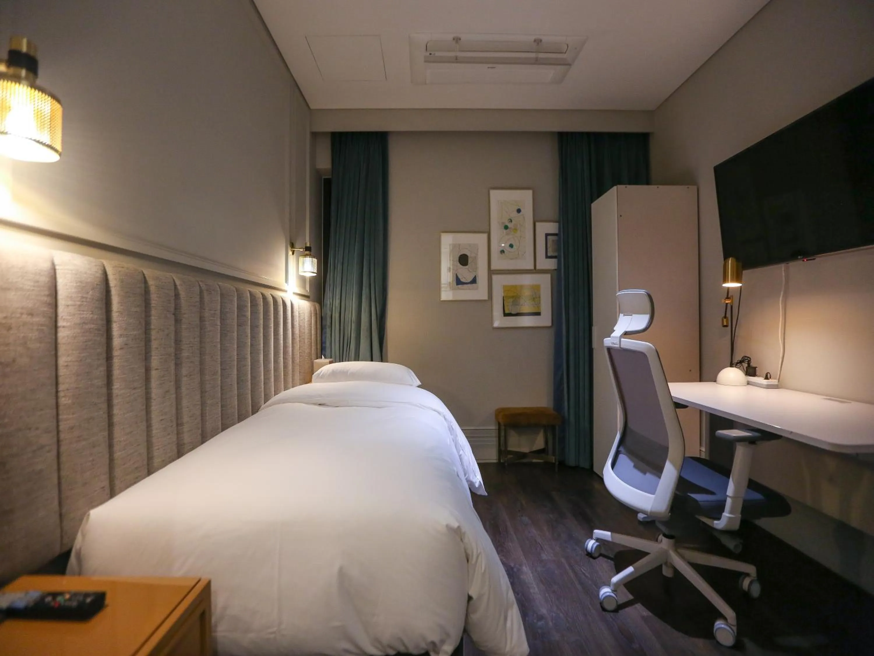 Bedroom, Bed in Hotel Crescendo Seoul