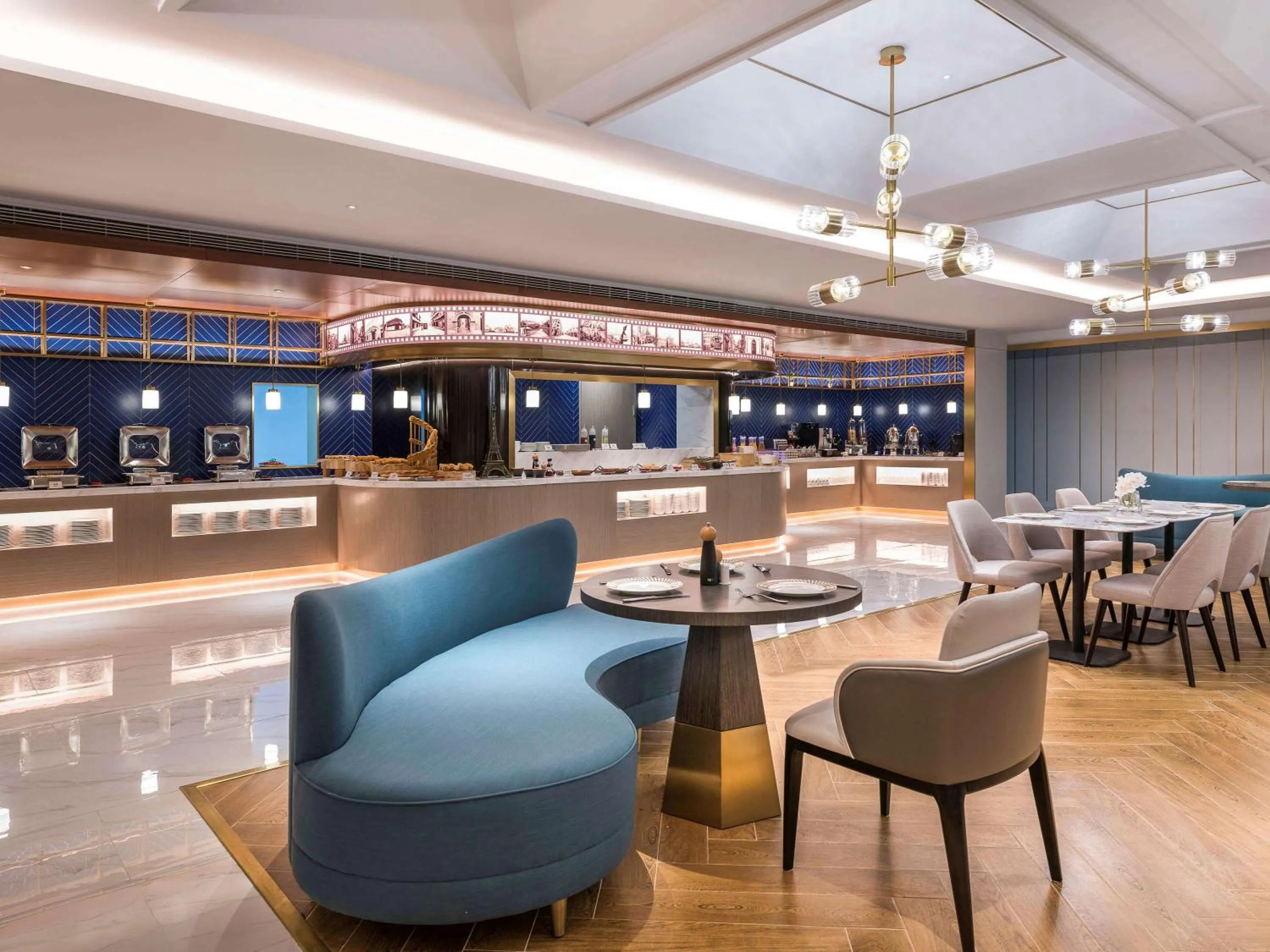 Restaurant/places to eat in Mercure Shanghai Yu Garden On the Bund - 5 mins taxi to Nanjing Road and Bund