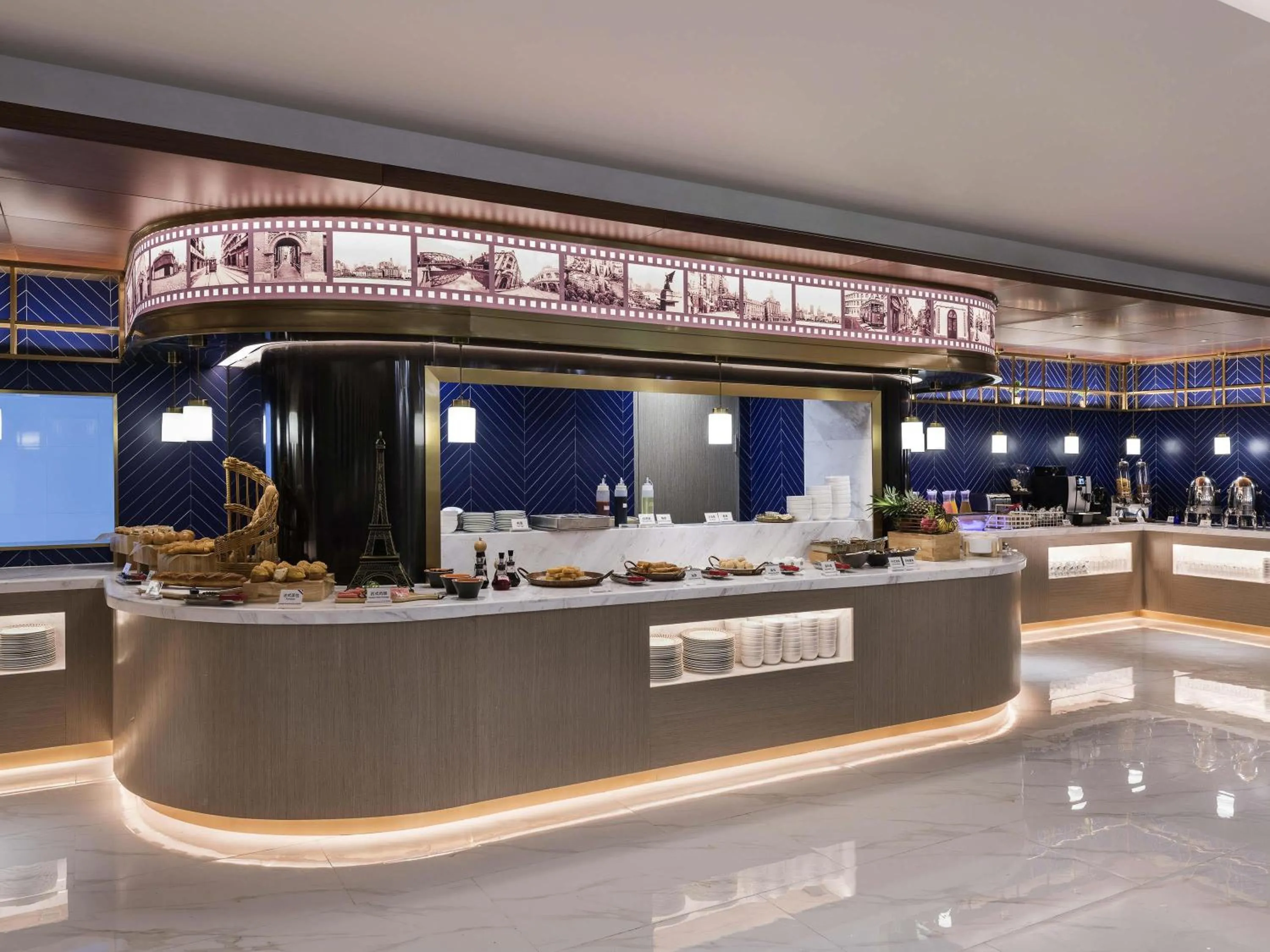 Restaurant/places to eat in Mercure Shanghai Yu Garden On the Bund - 5 mins taxi to Nanjing Road and Bund