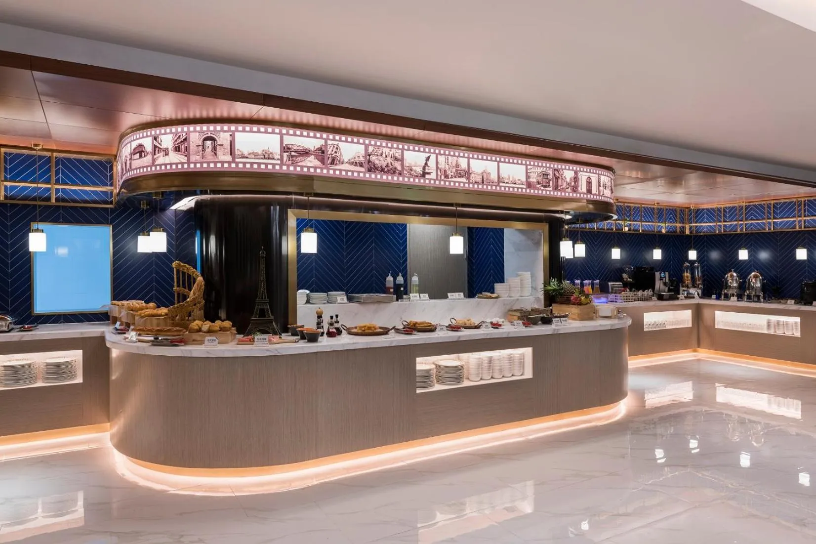 Restaurant/places to eat in Mercure Shanghai Yu Garden On the Bund - 5 mins taxi to Nanjing Road and Bund