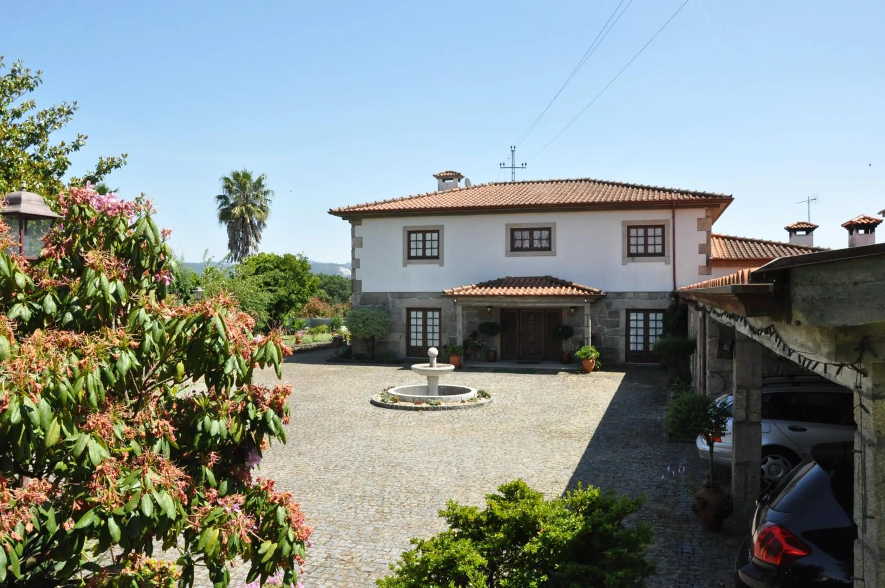 Facade/entrance in Quintinha d´Avó