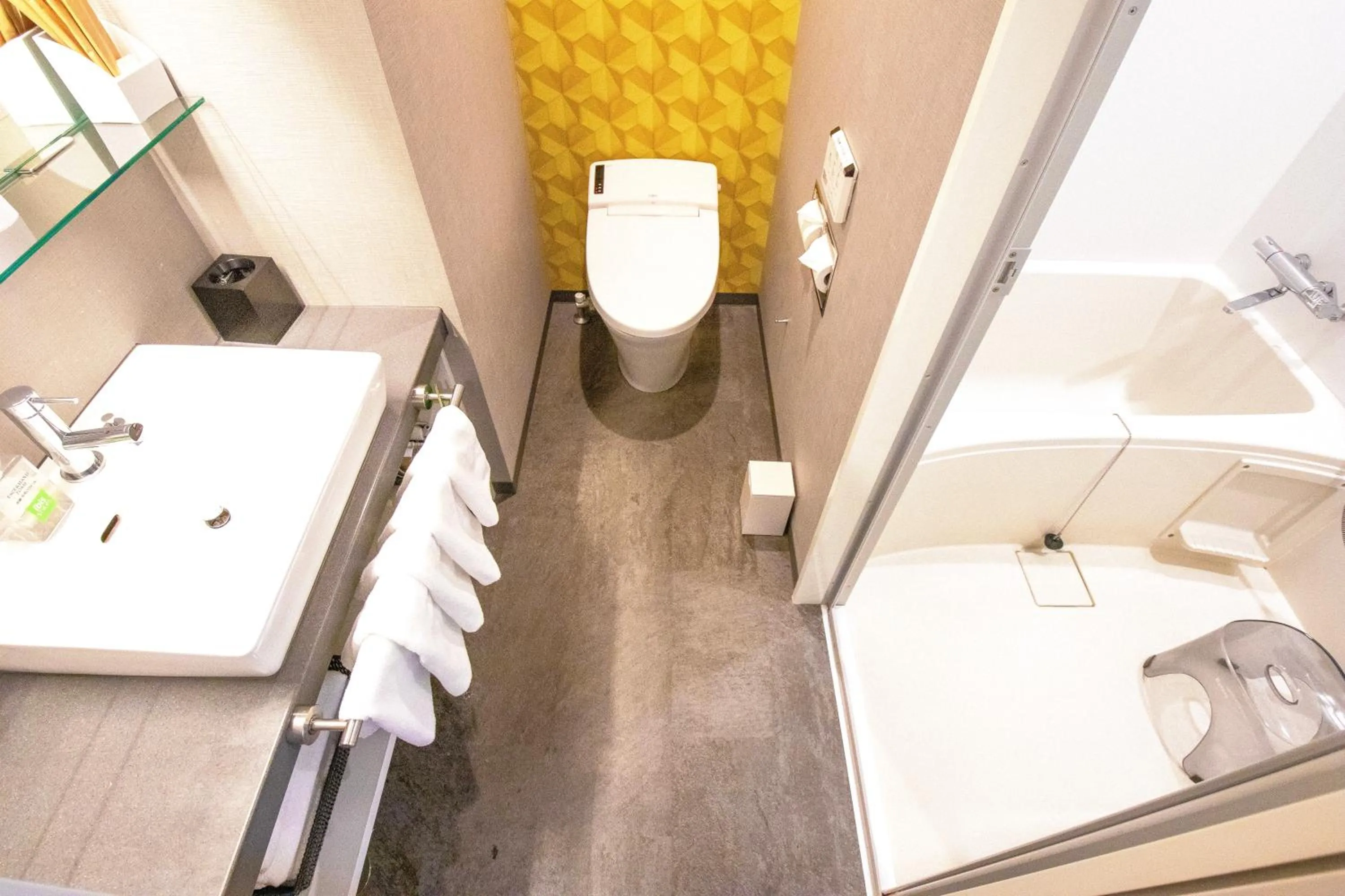Toilet, Bed in ibis Styles Tokyo Bay