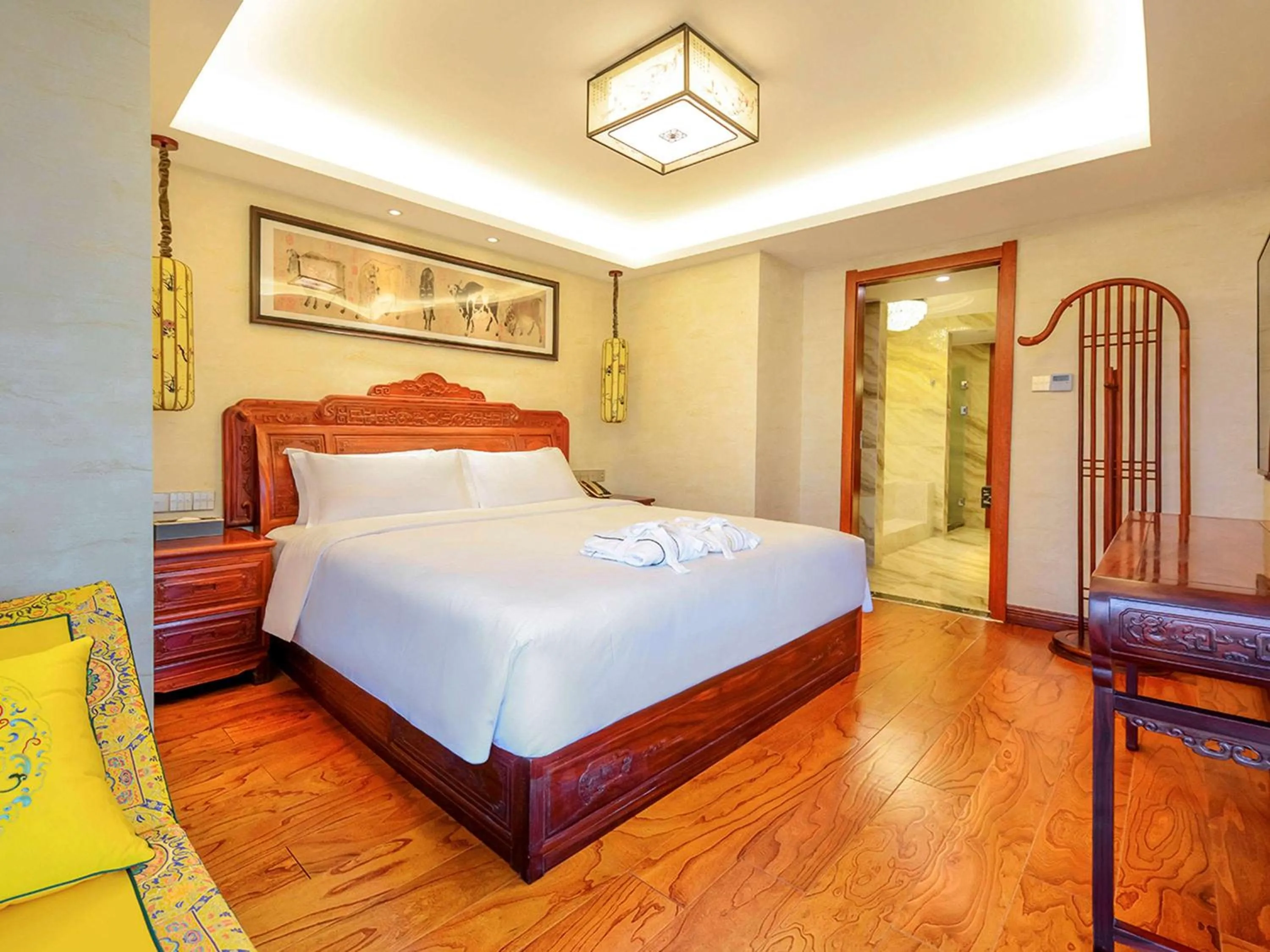 Photo of the whole room, Bed in Mercure Chongqing Downtown