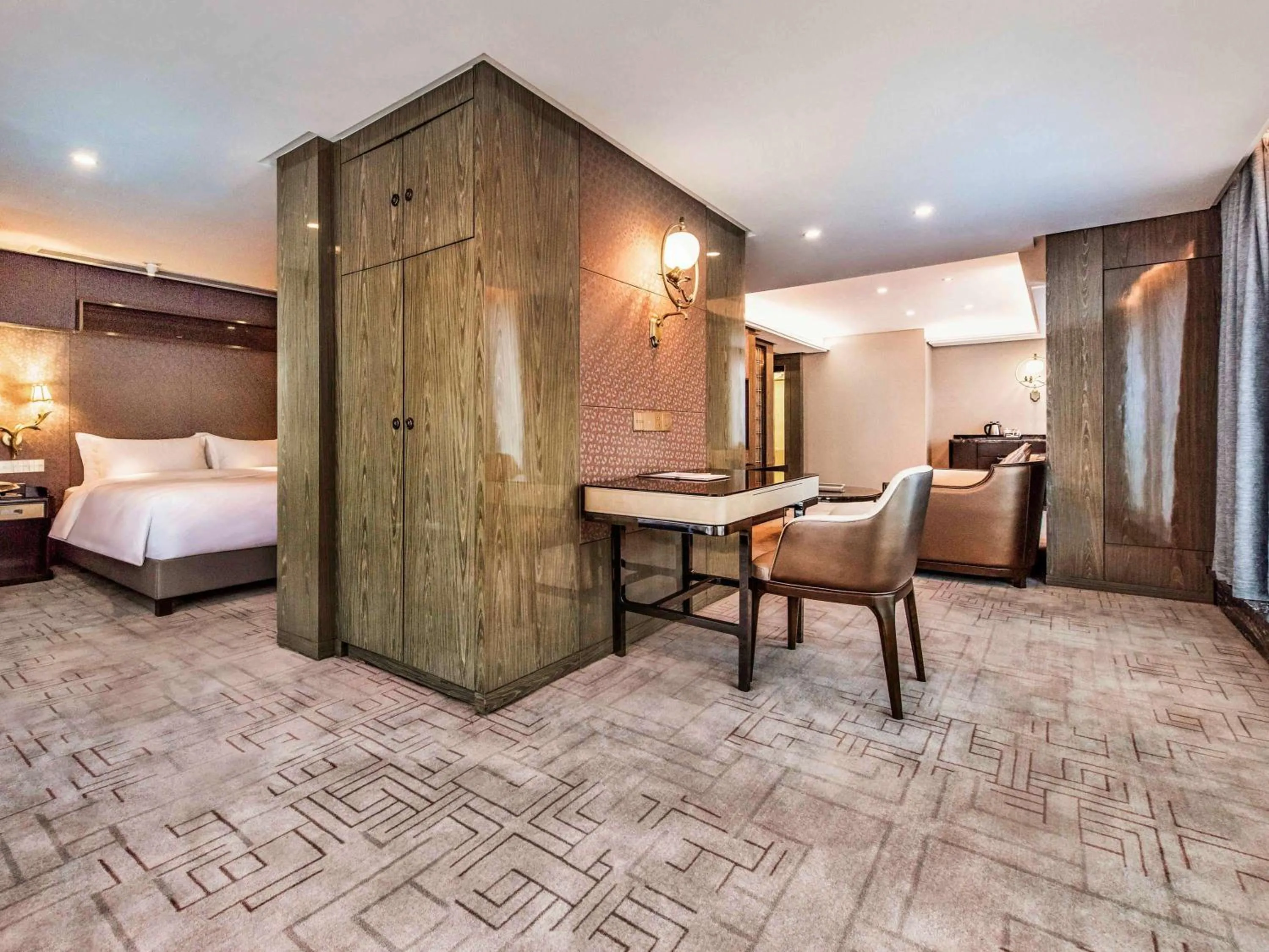 Photo of the whole room, Bed in Mercure Chongqing Downtown