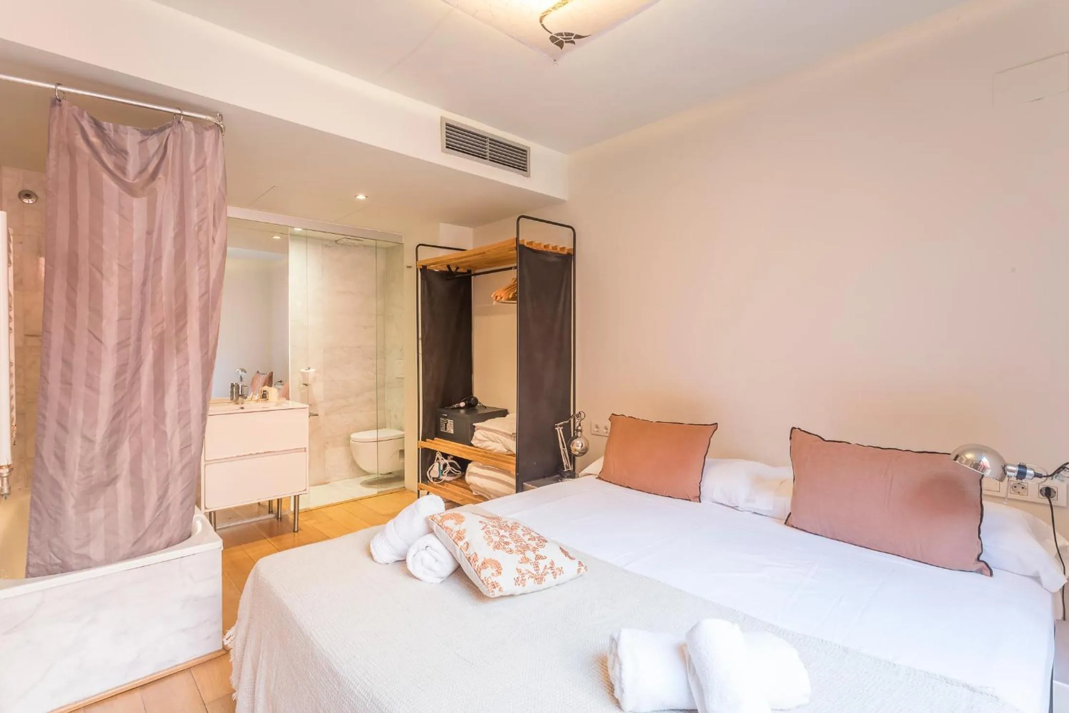 Bed in My Space Barcelona Pool City Center