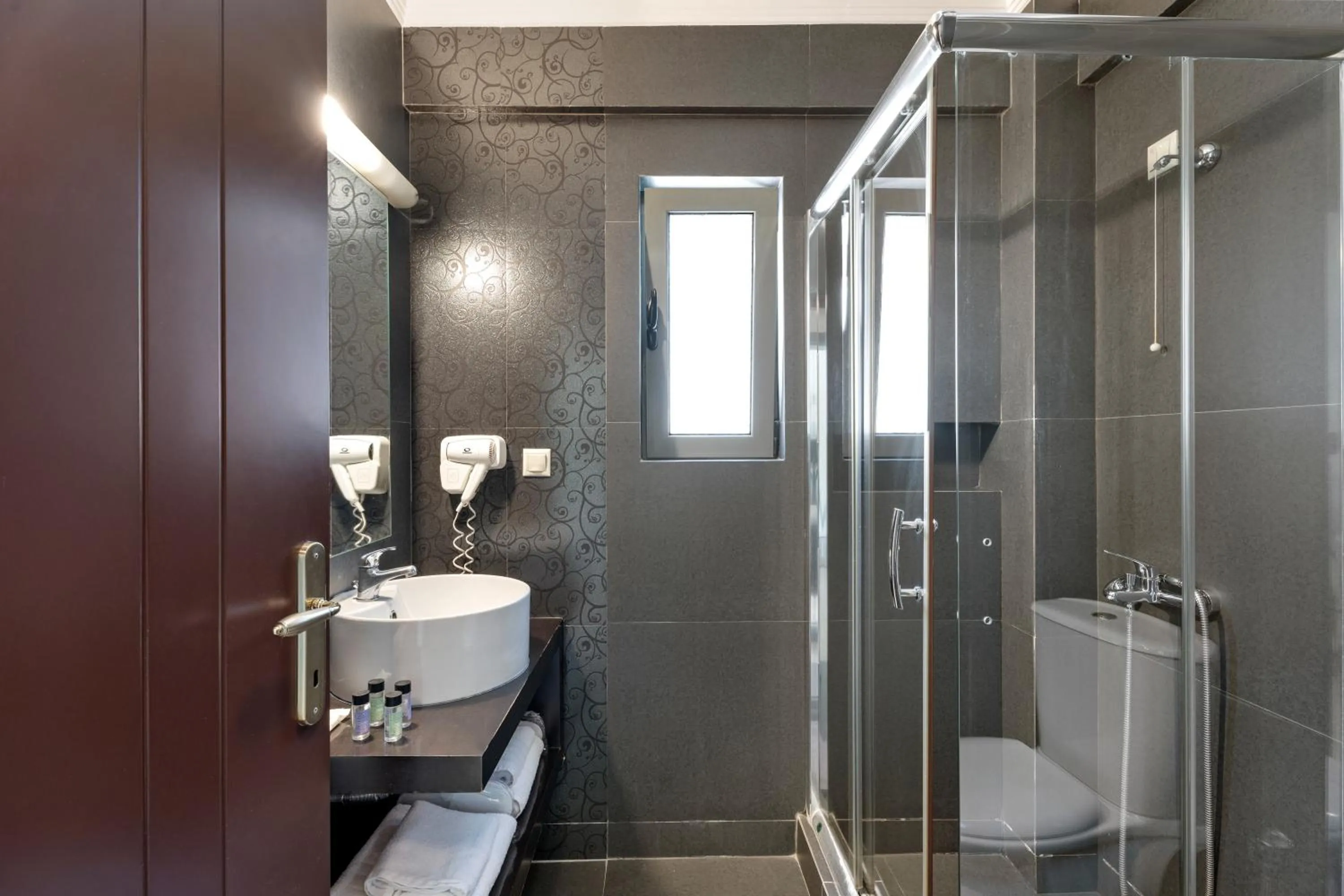 Shower in Aerinon Guesthouse