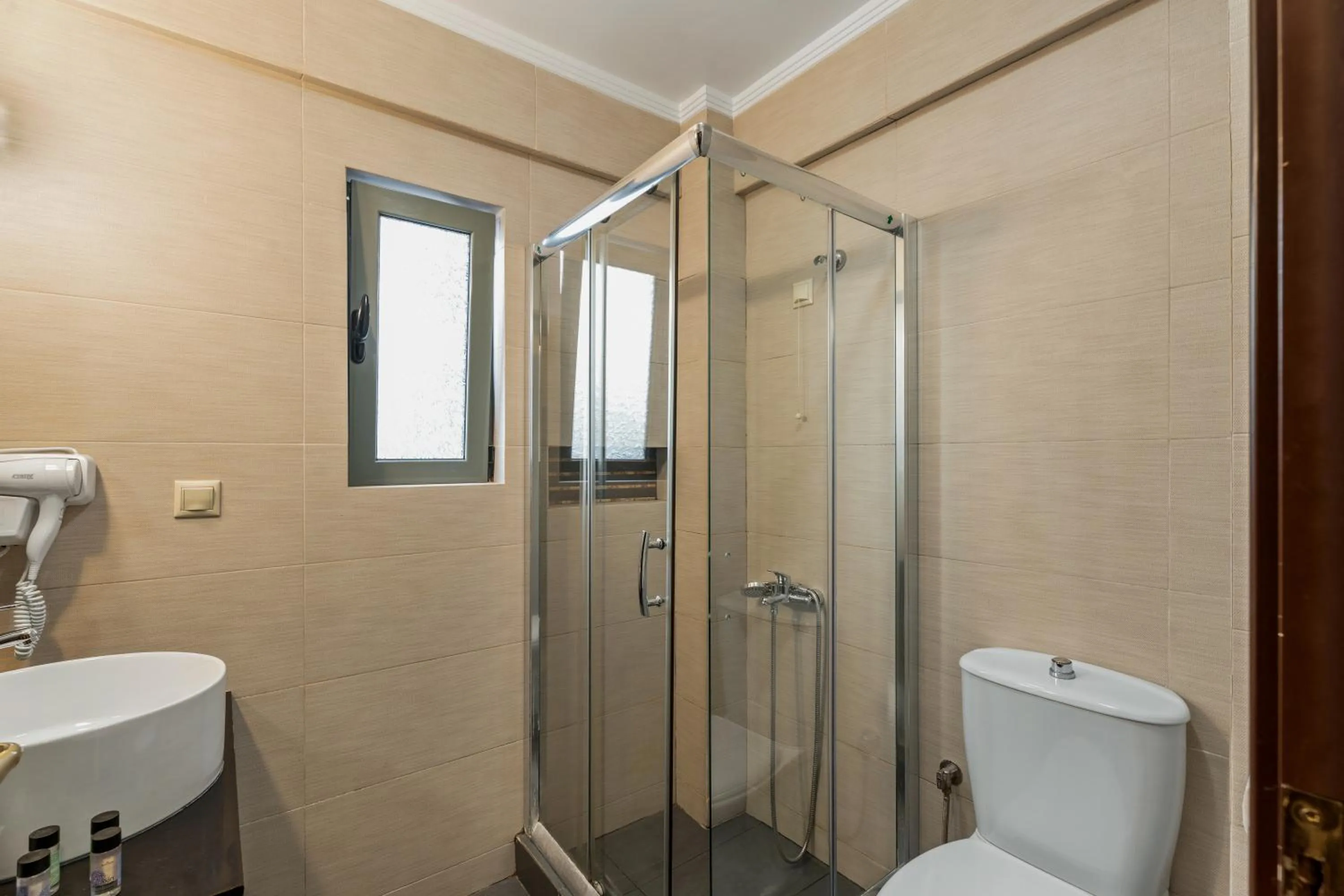 Shower in Aerinon Guesthouse