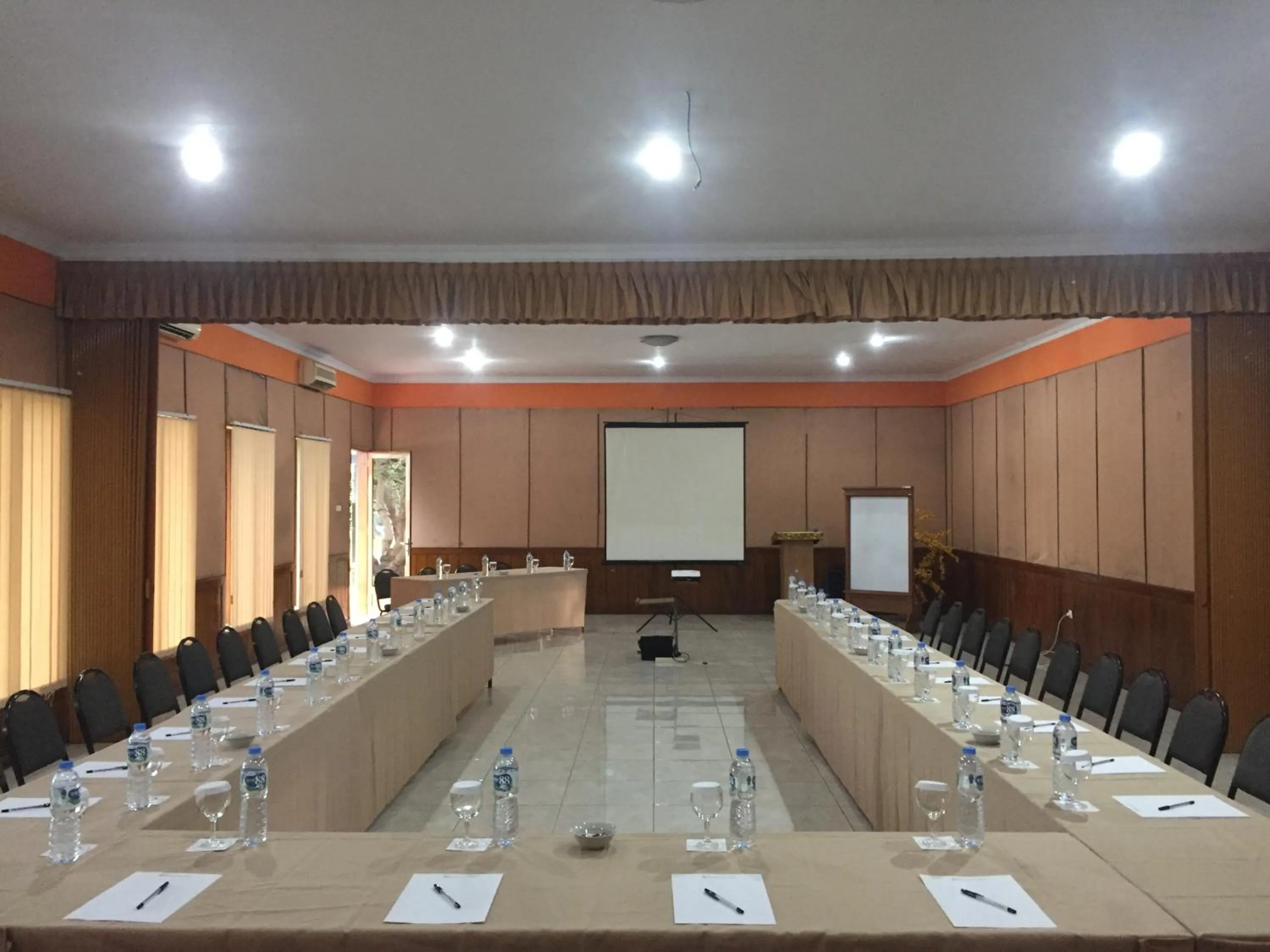 Meeting/conference room in Mandalawangi Hotel Syariah