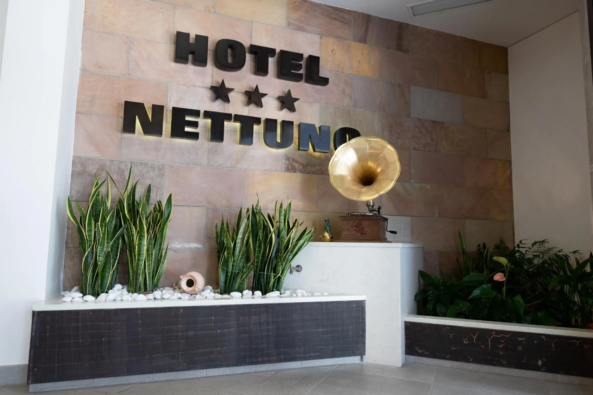Text overlay in Hotel Nettuno