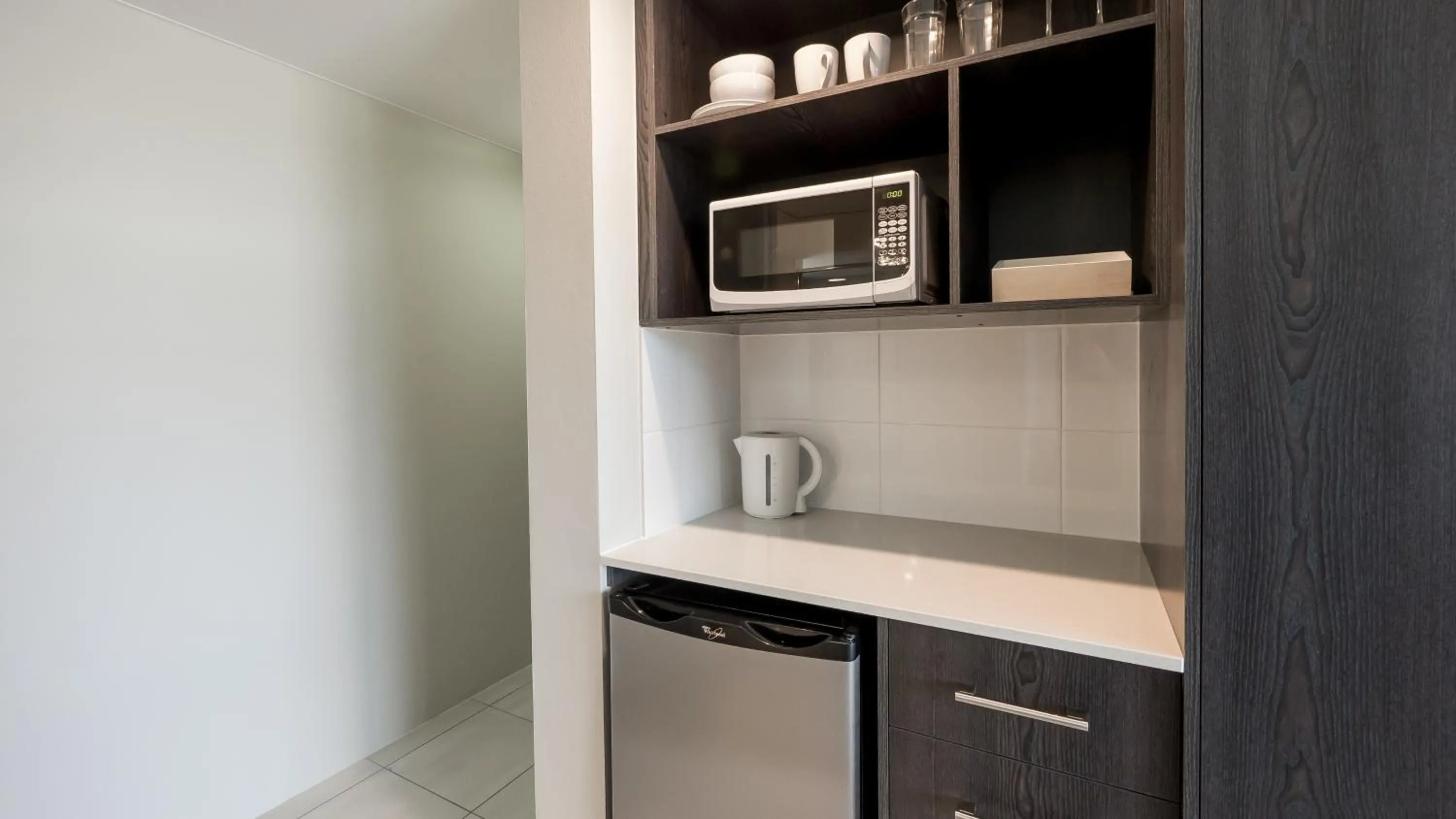 Kitchen or kitchenette in Alivio Hotel Cairns