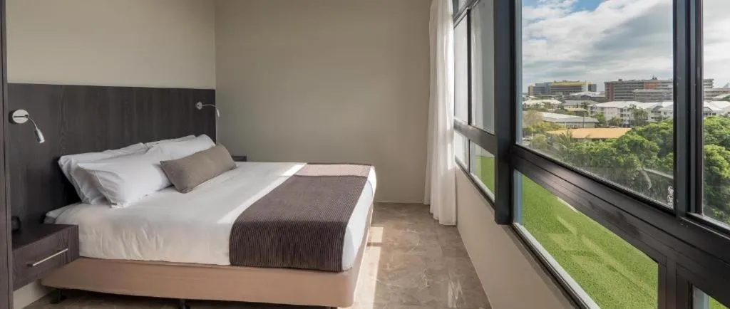 Bedroom, Bed in Alivio Hotel Cairns