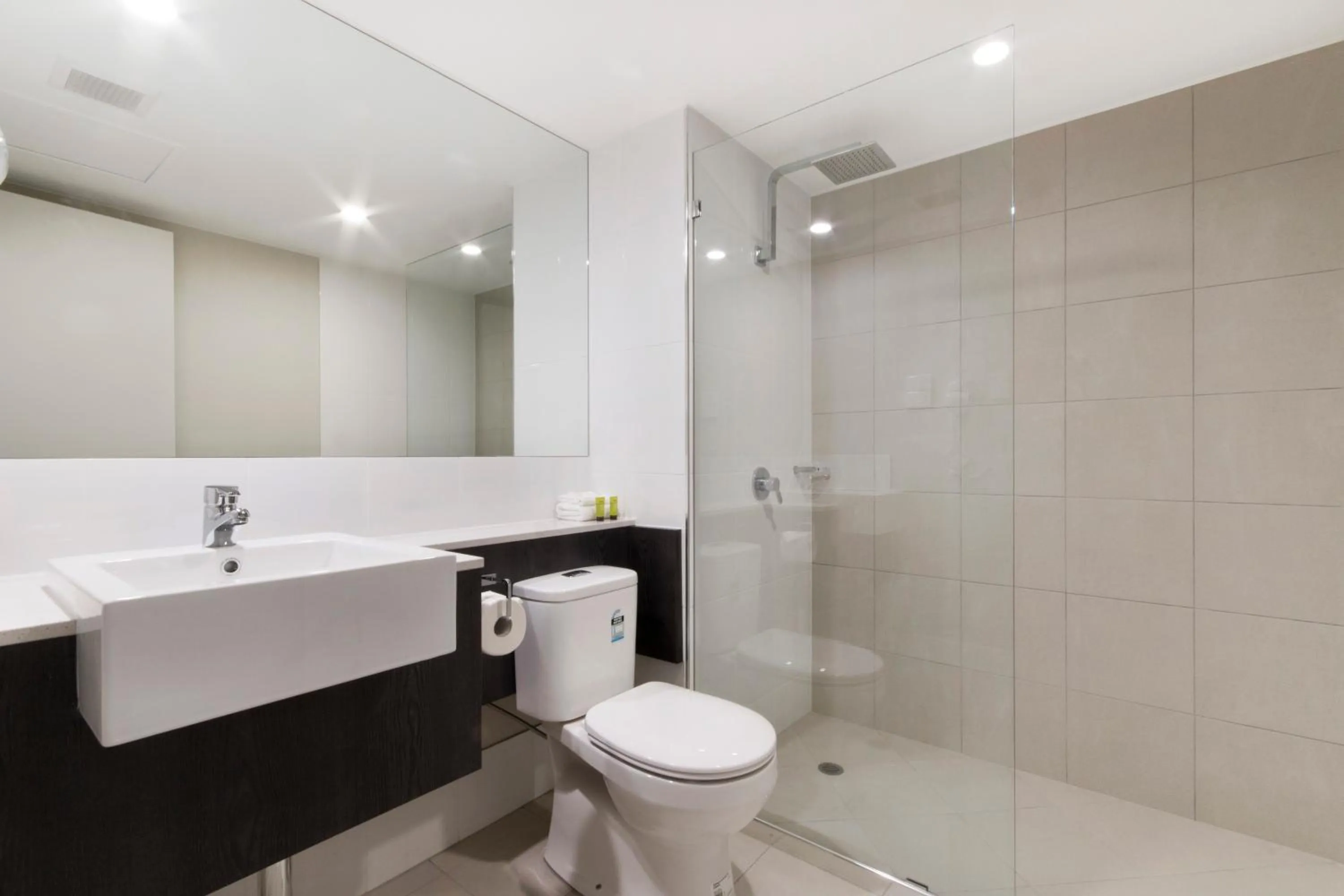 Bathroom in Alivio Hotel Cairns