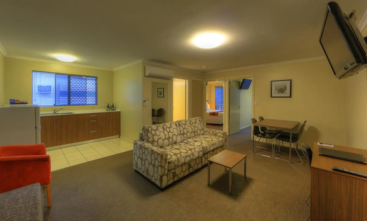 Kitchen or kitchenette, Bed in Tropixx Motel