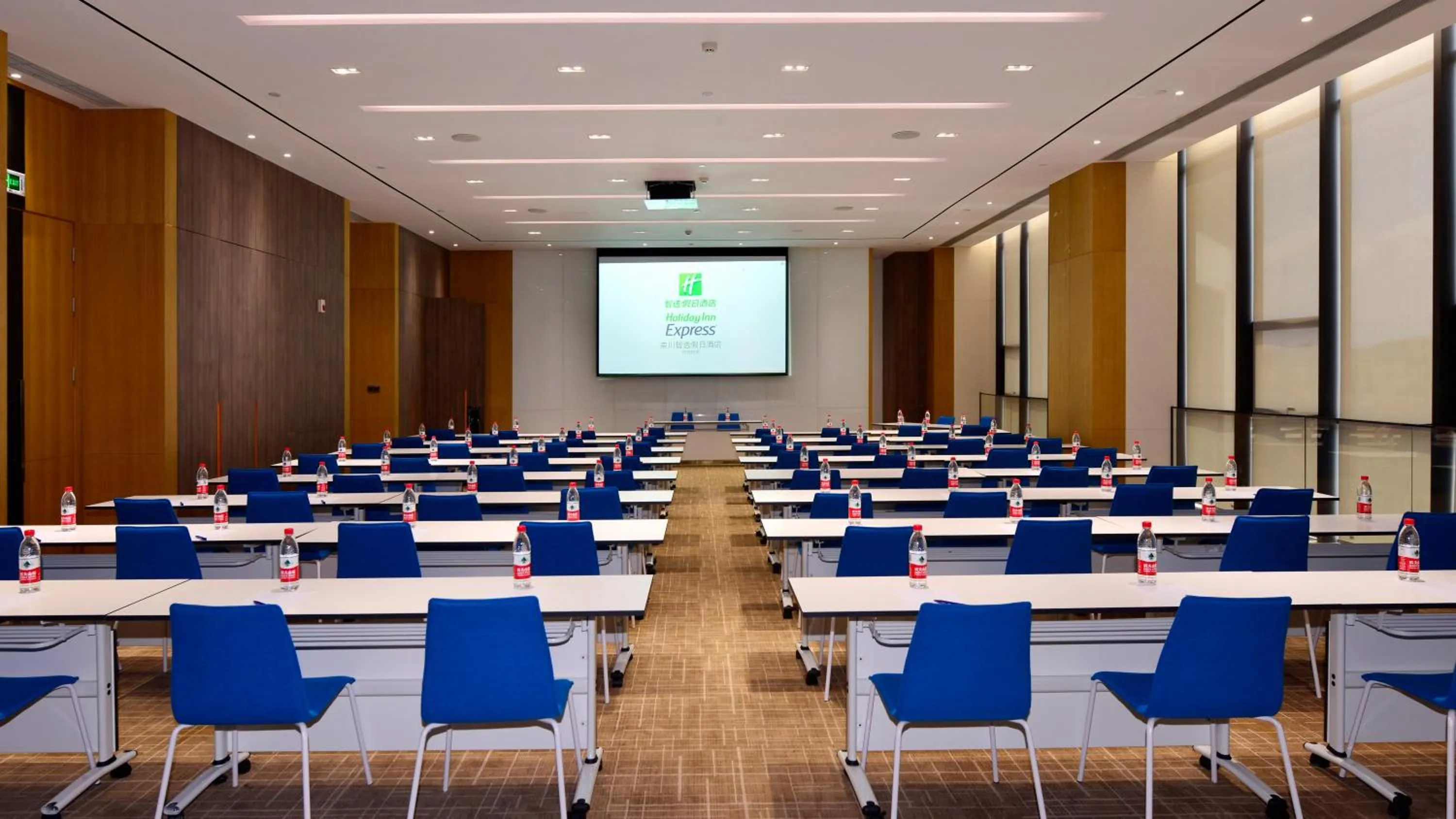 Meeting/conference room in Holiday Inn Express Luanchuan by IHG
