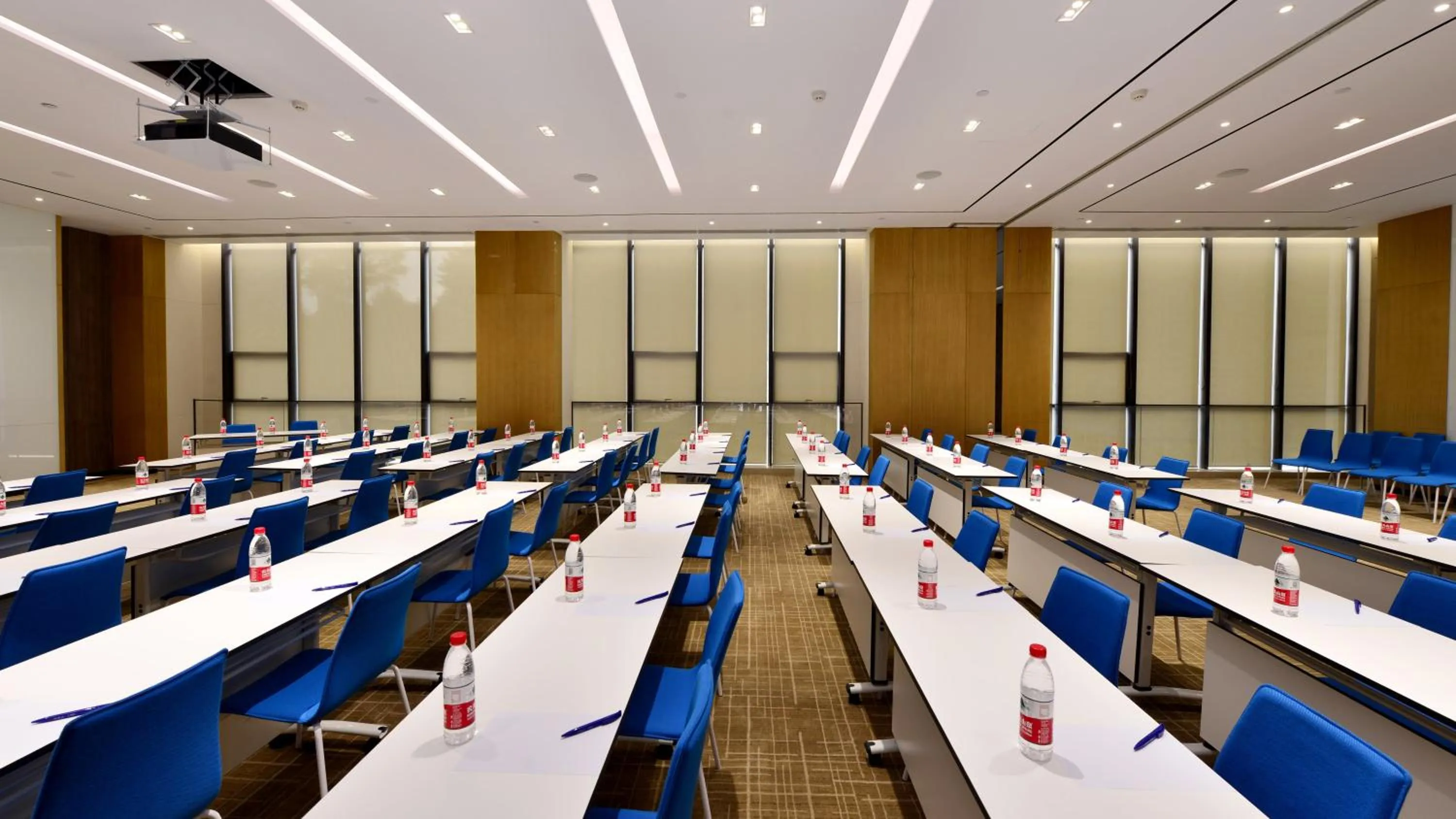 Meeting/conference room in Holiday Inn Express Luanchuan by IHG